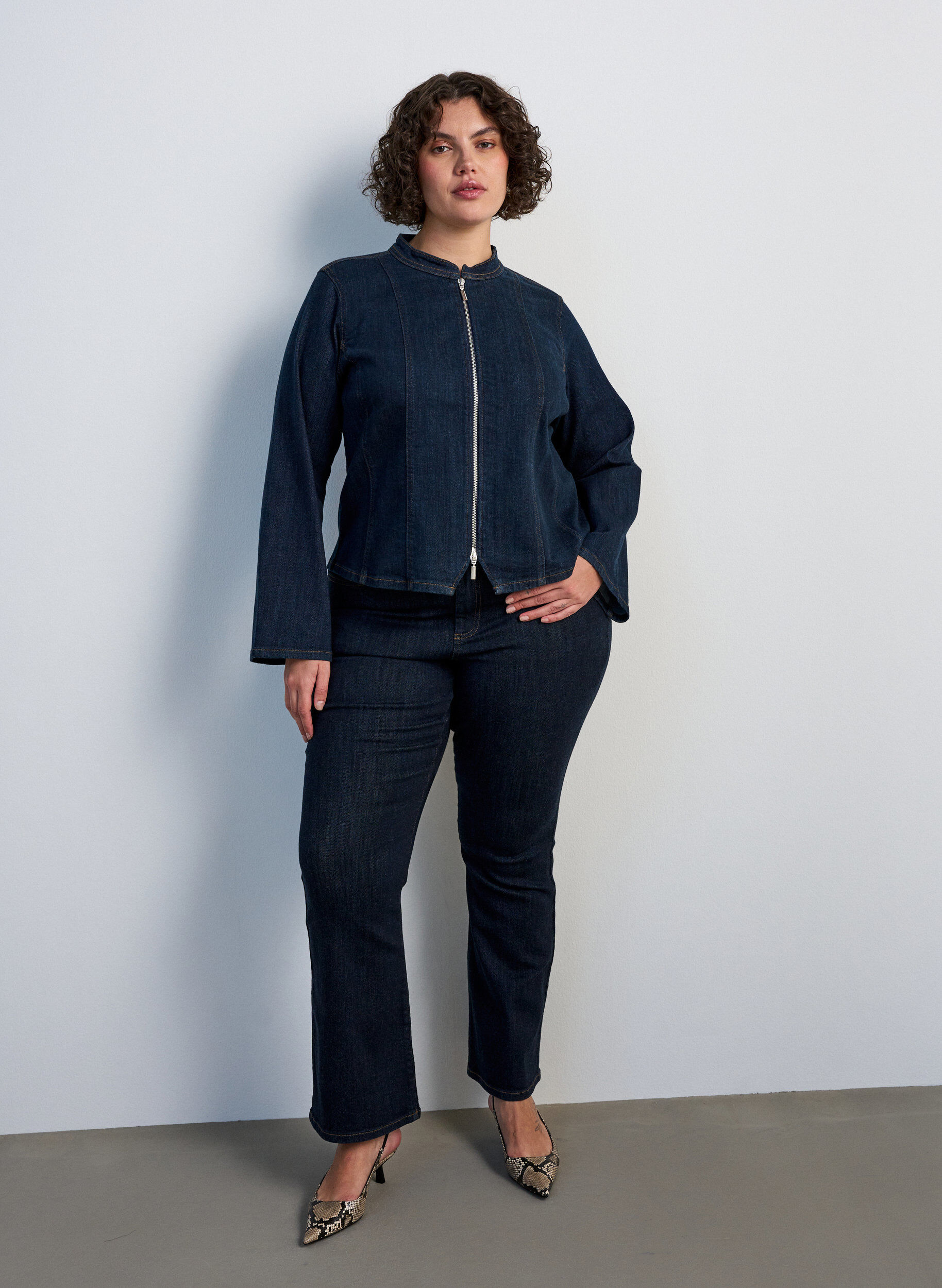 Jean bootcut taille haute Ellen, Bleu, Model