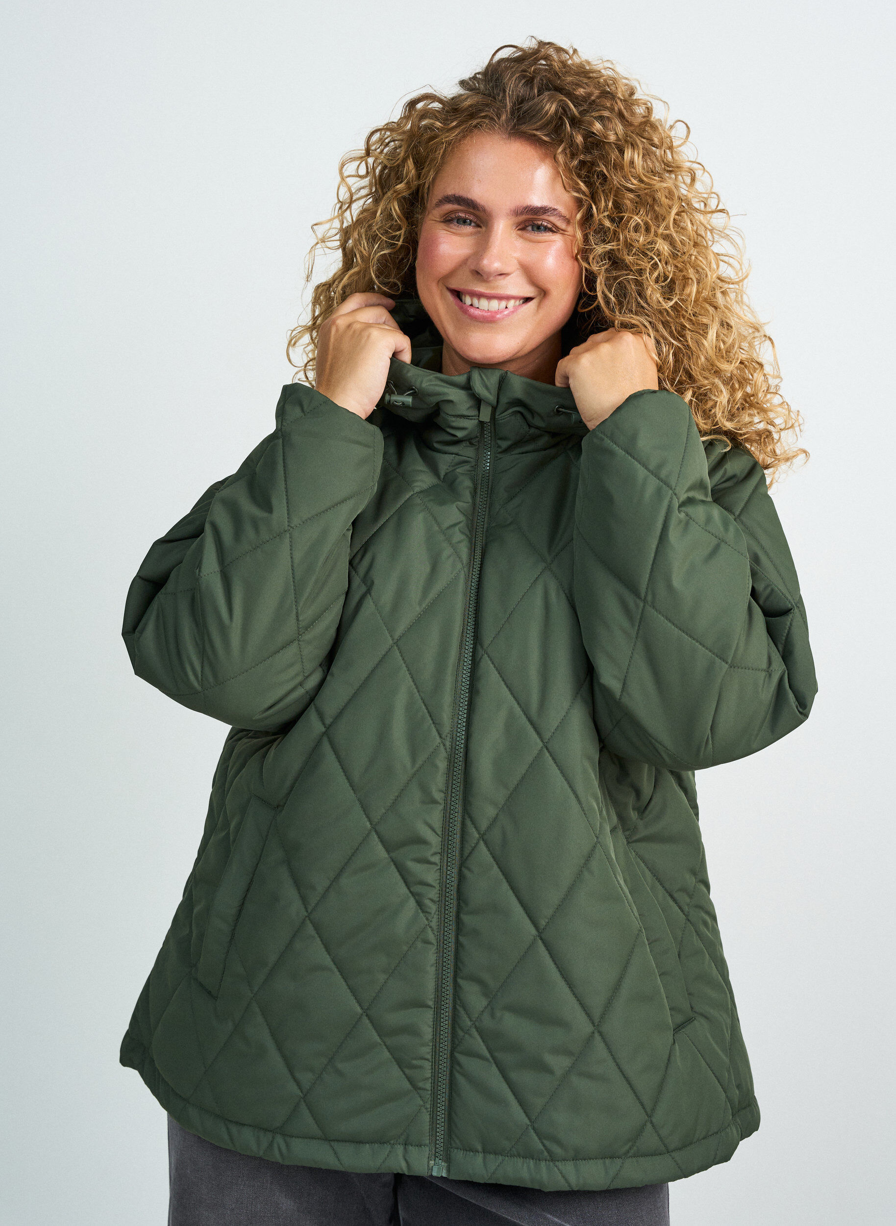 ZizziLicht gewatteerd jack met diamant-quilt, Groen, Model image number 0