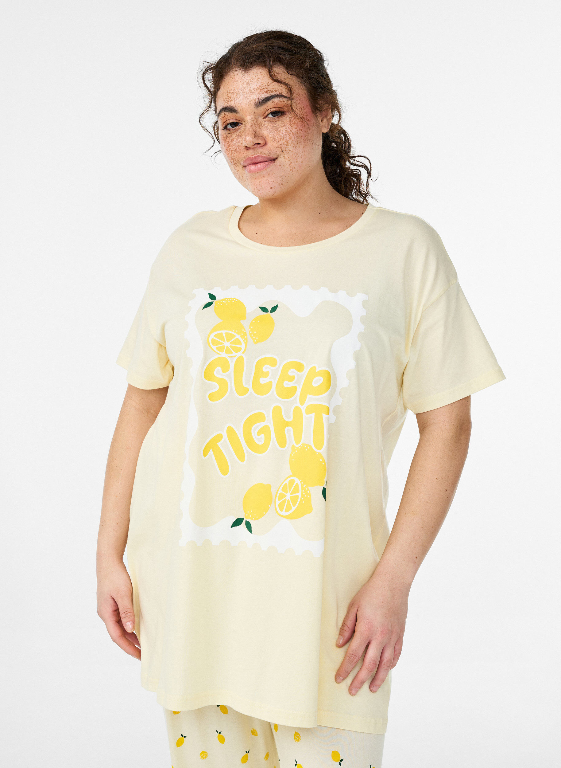 Zizzi T-shirt de nuit long en coton bio avec imprim&eacute;, Jaune clair, Model image number 0
