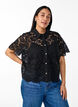 Kanten shirt blouse met parelknopen, Zwart, Model image number 0