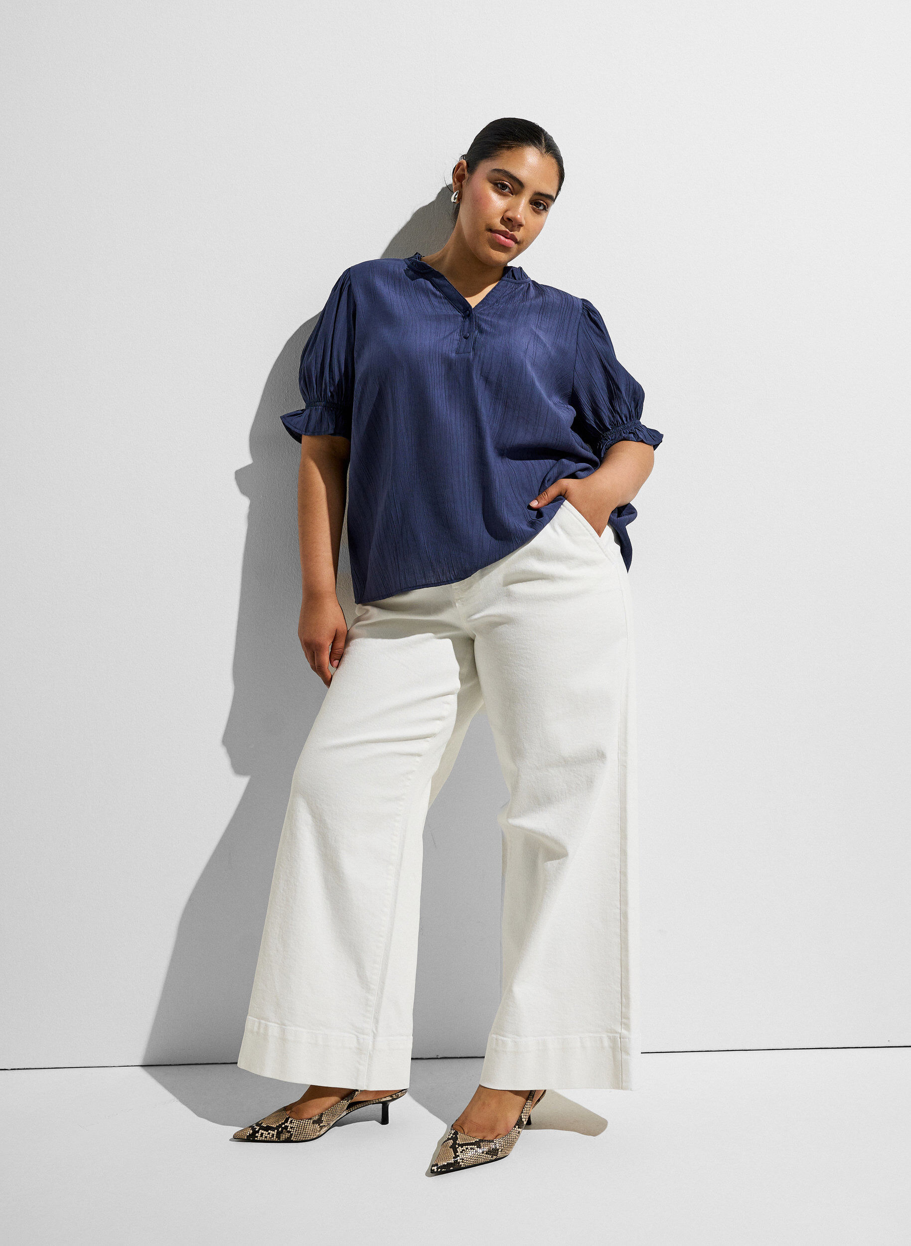 ZizziBlouse en m&eacute;lange de viscose froiss&eacute; avec un col en V, Bleu, Image image number 0