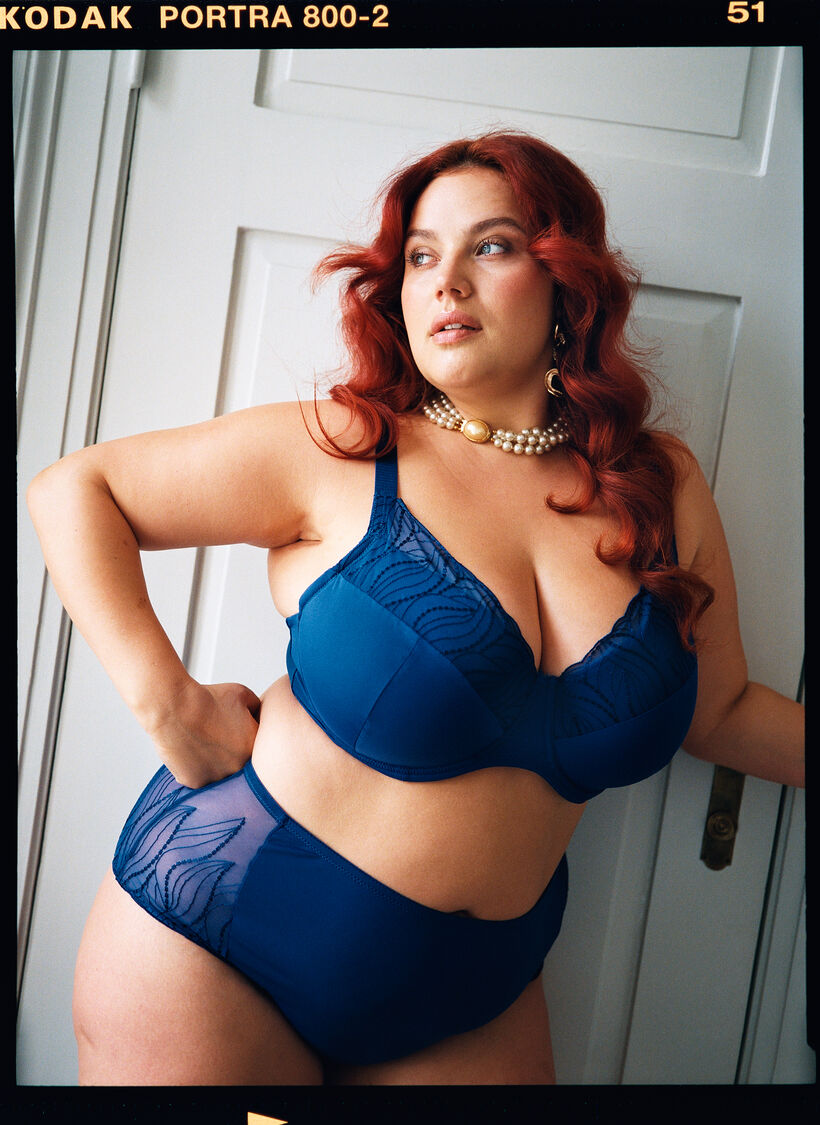 Ensemble en bleu avec de beaux détails  , , Model