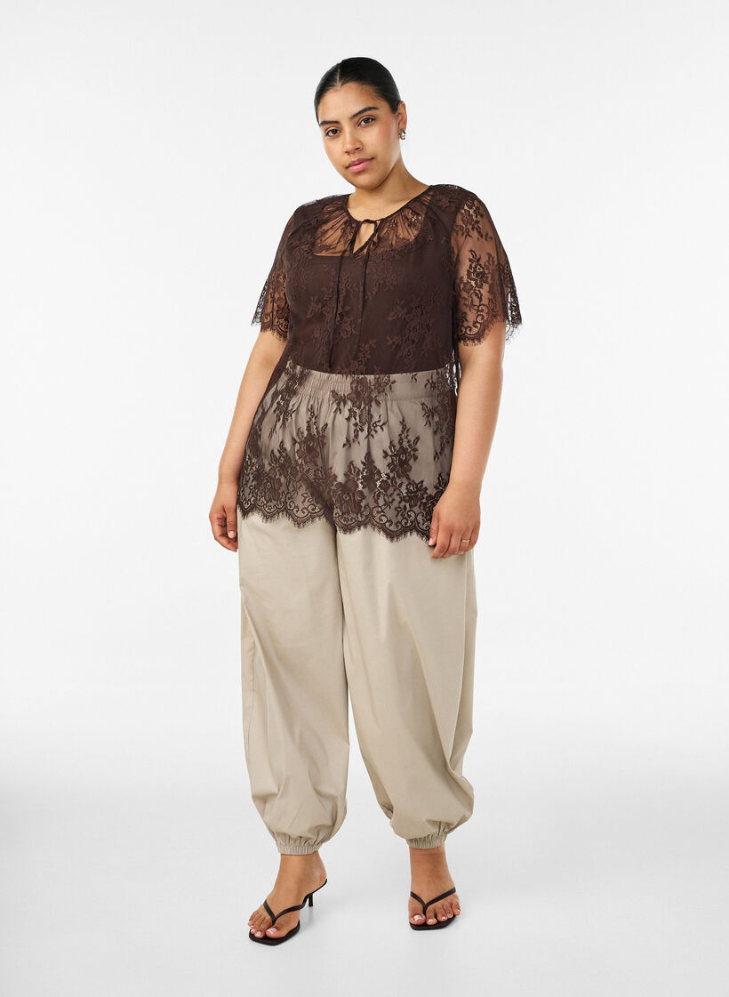 Korte mouwen kanten blouse met striksluiting, Bruin, Model image number 1