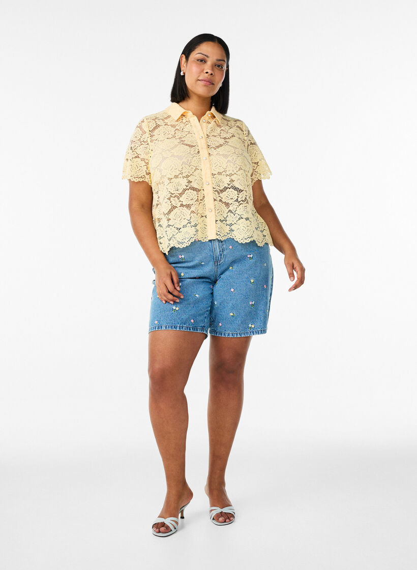 Chemisier en dentelle avec boutons perl&eacute;s, Jaune clair, Model image number 1