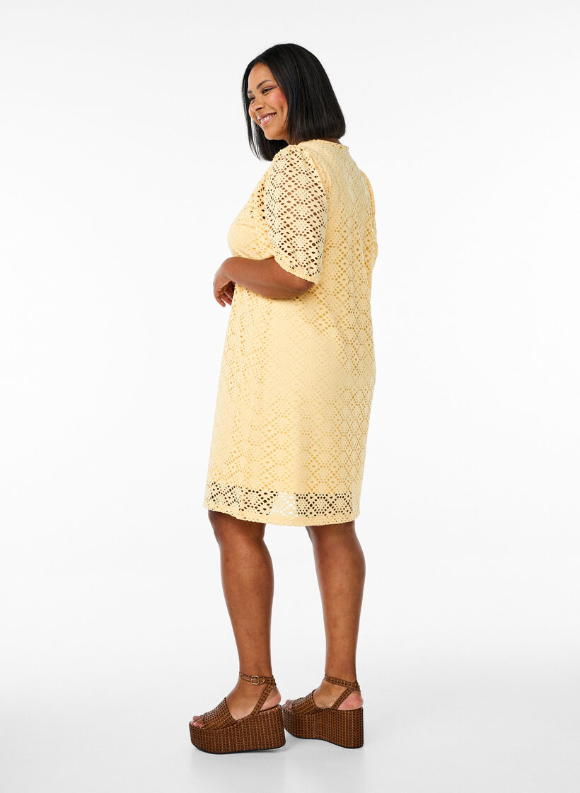 Robe mi-longue avec motif ajour&eacute; et manches courtes, Jaune clair, Model image number 2