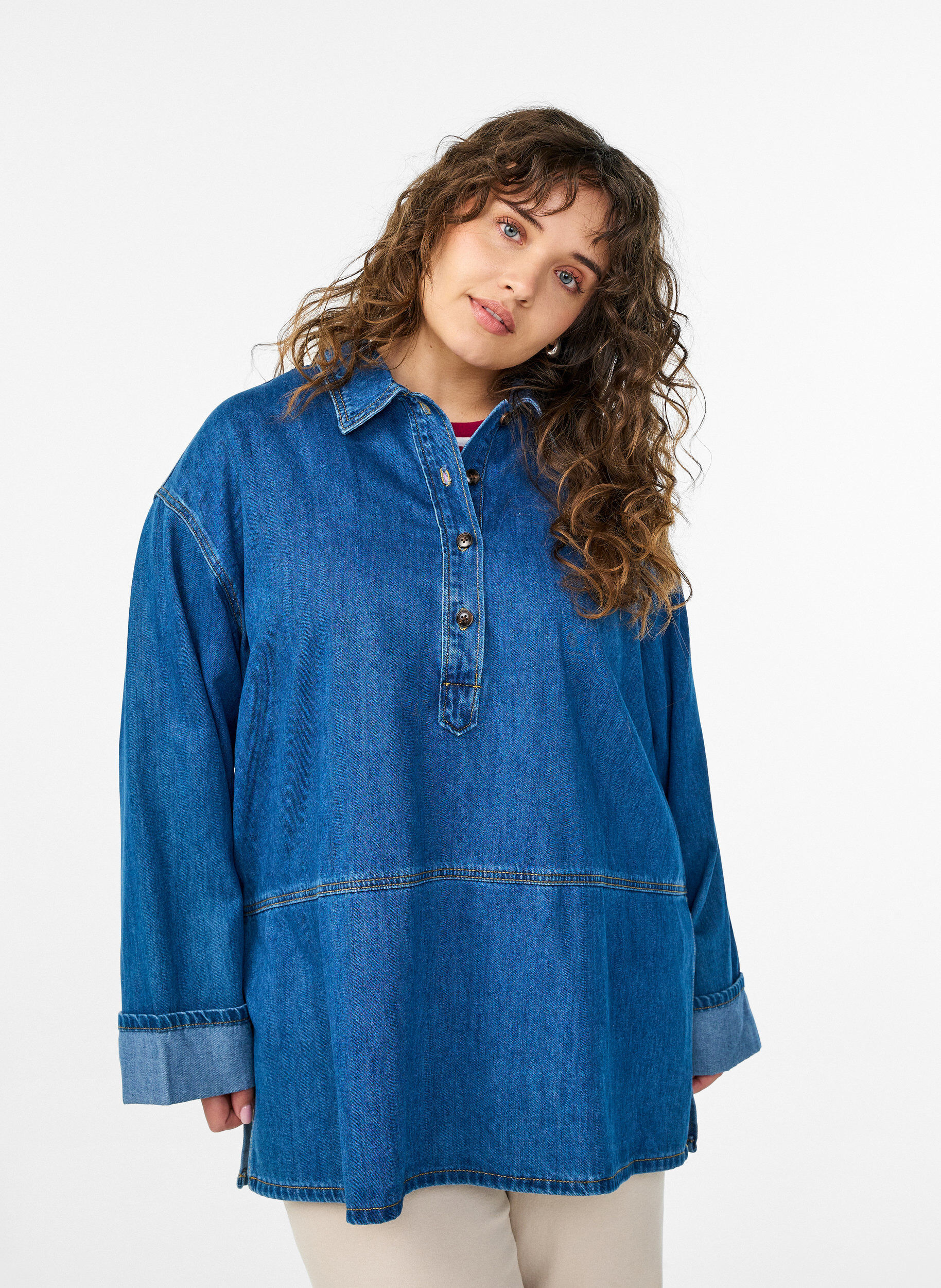 Zizzi Blouse ample en jean avec col et patte de boutonnage, Bleu, Model image number 0