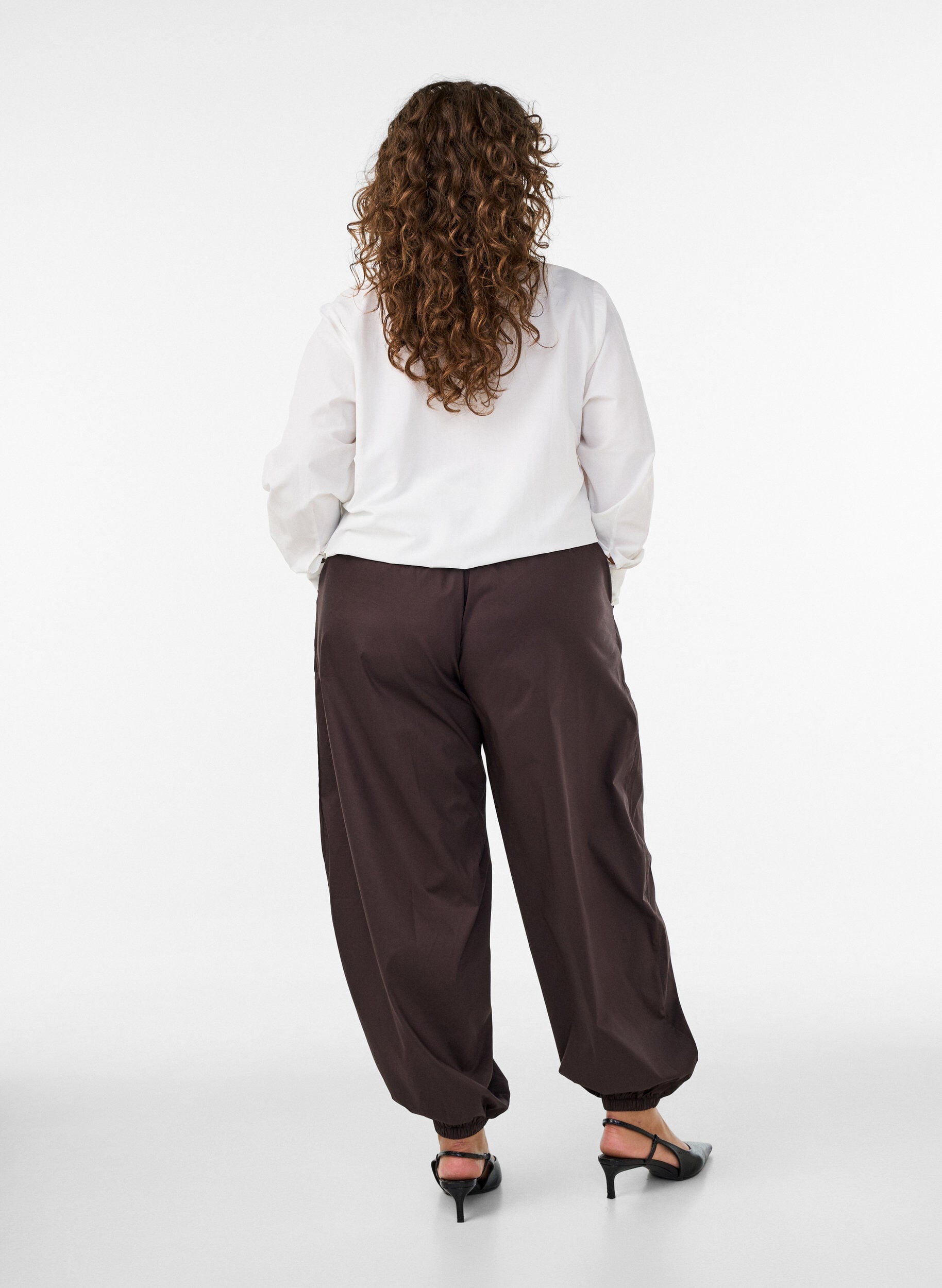 ZizziBallonbroek met zakken en een elastische tailleband, Bruin, Model image number 1
