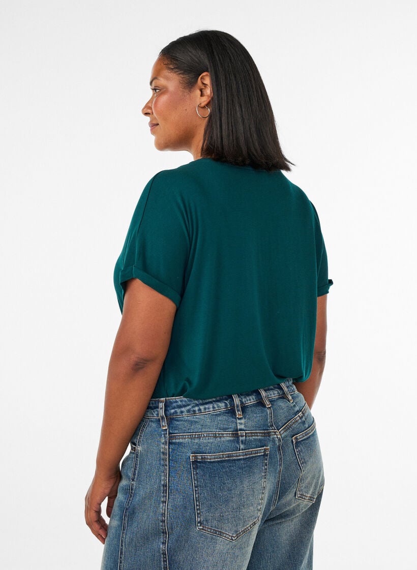 Basic T-shirt col V en viscose, Vert fonc&eacute;, Model image number 2