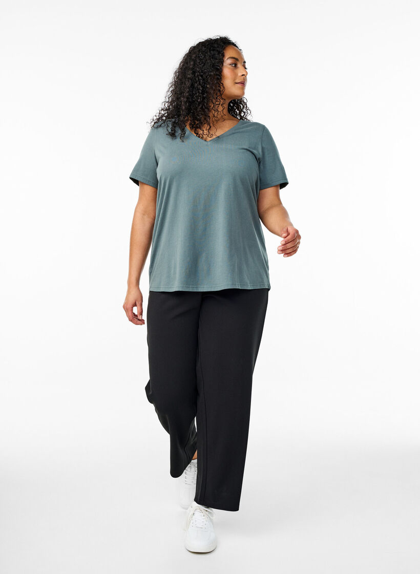 T-shirt col V, Vert fonc&eacute;, Model image number 1