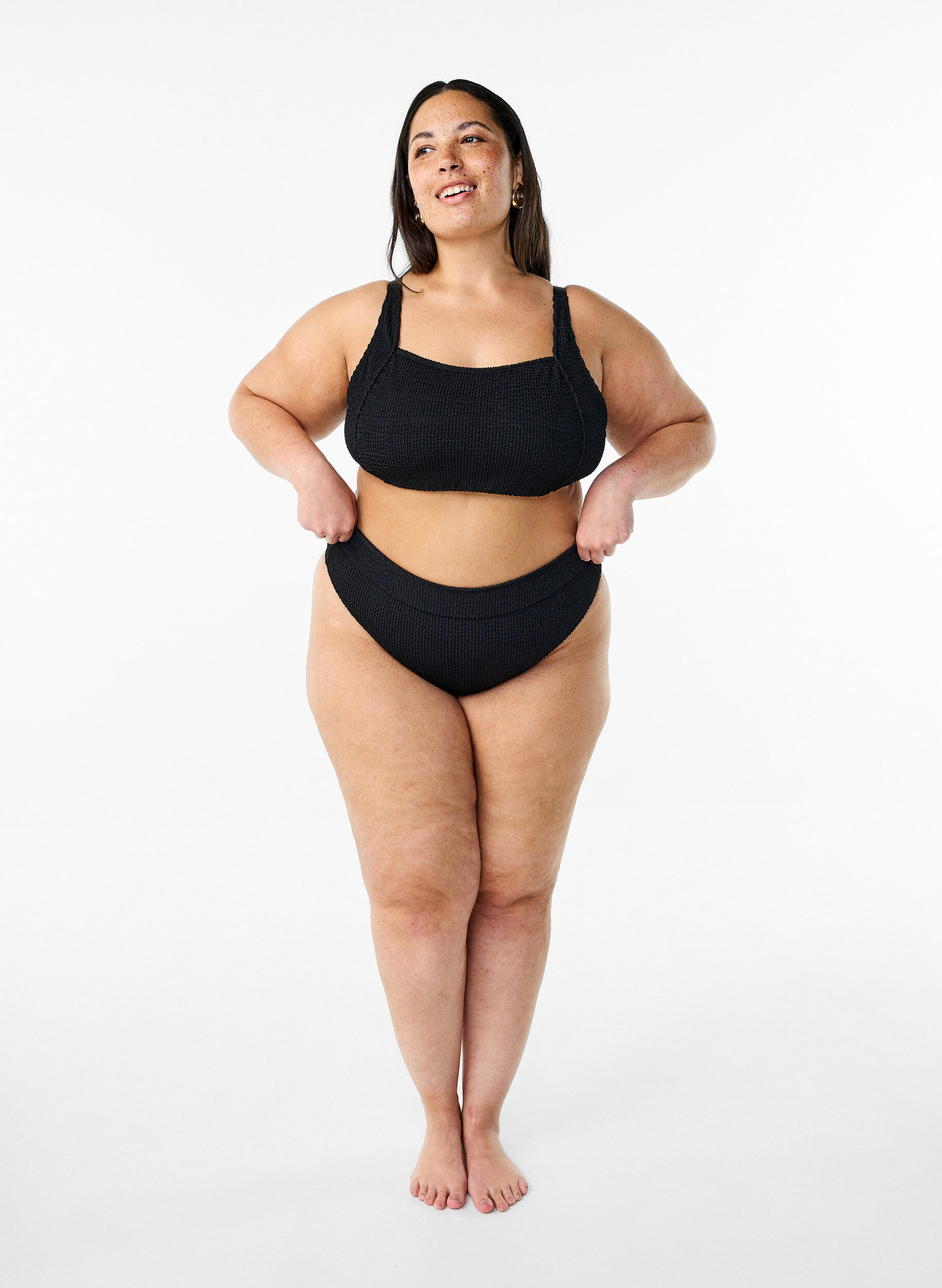 ZizziCrepe bikini top met verstelbare bandjes, Zwart, Model image number 1