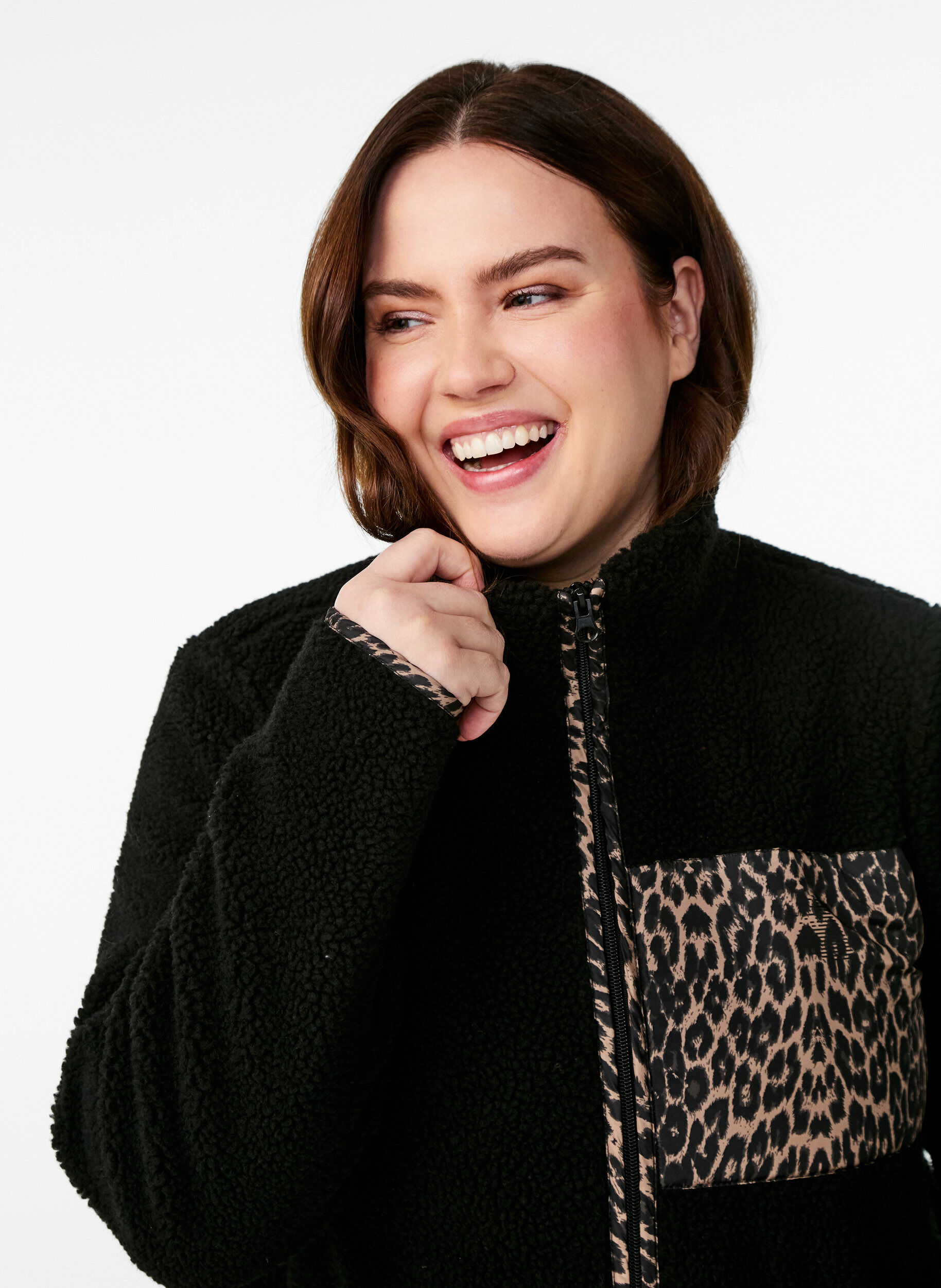 Zizzi Veste en polaire teddy avec d&eacute;tails l&eacute;opard, Noir, Model image number 3