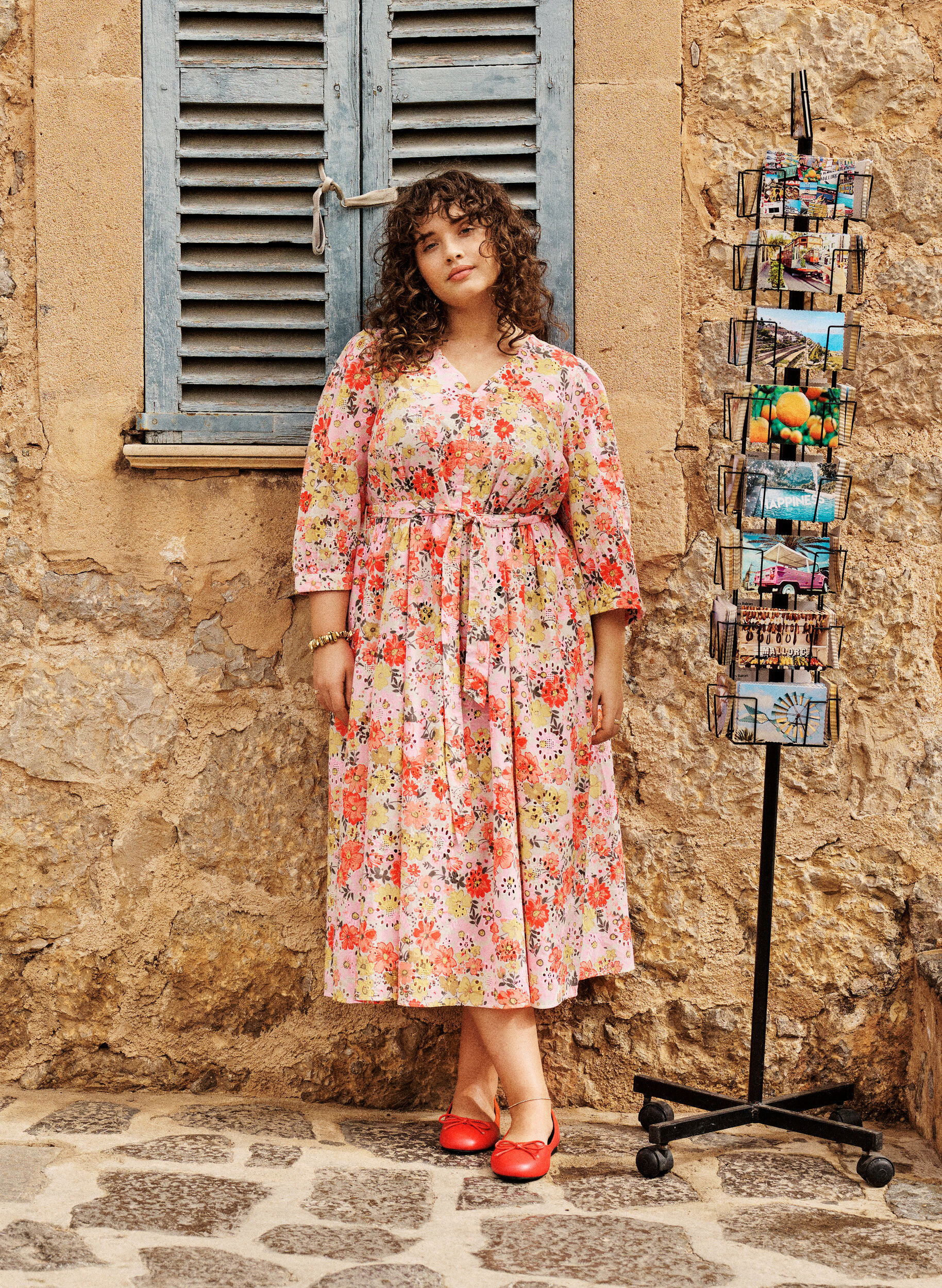 Bloemen midi-jurk met broderie anglaise en een strikriem