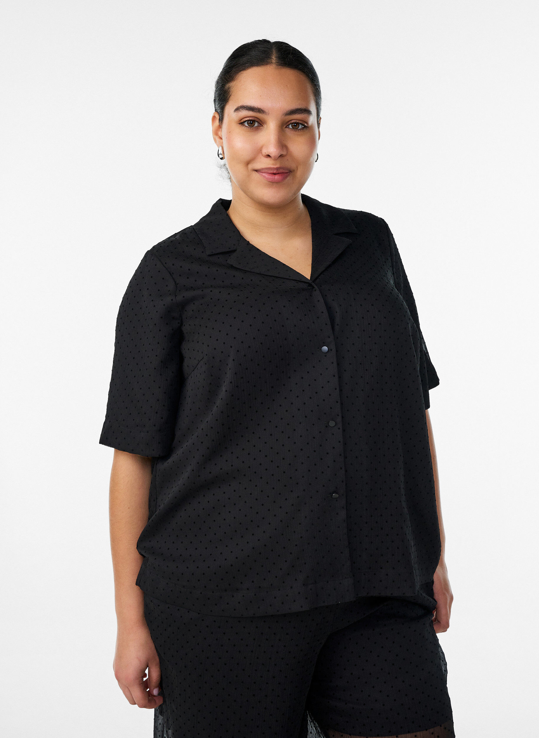 Polkadot blouse met revers, Zwart, Model