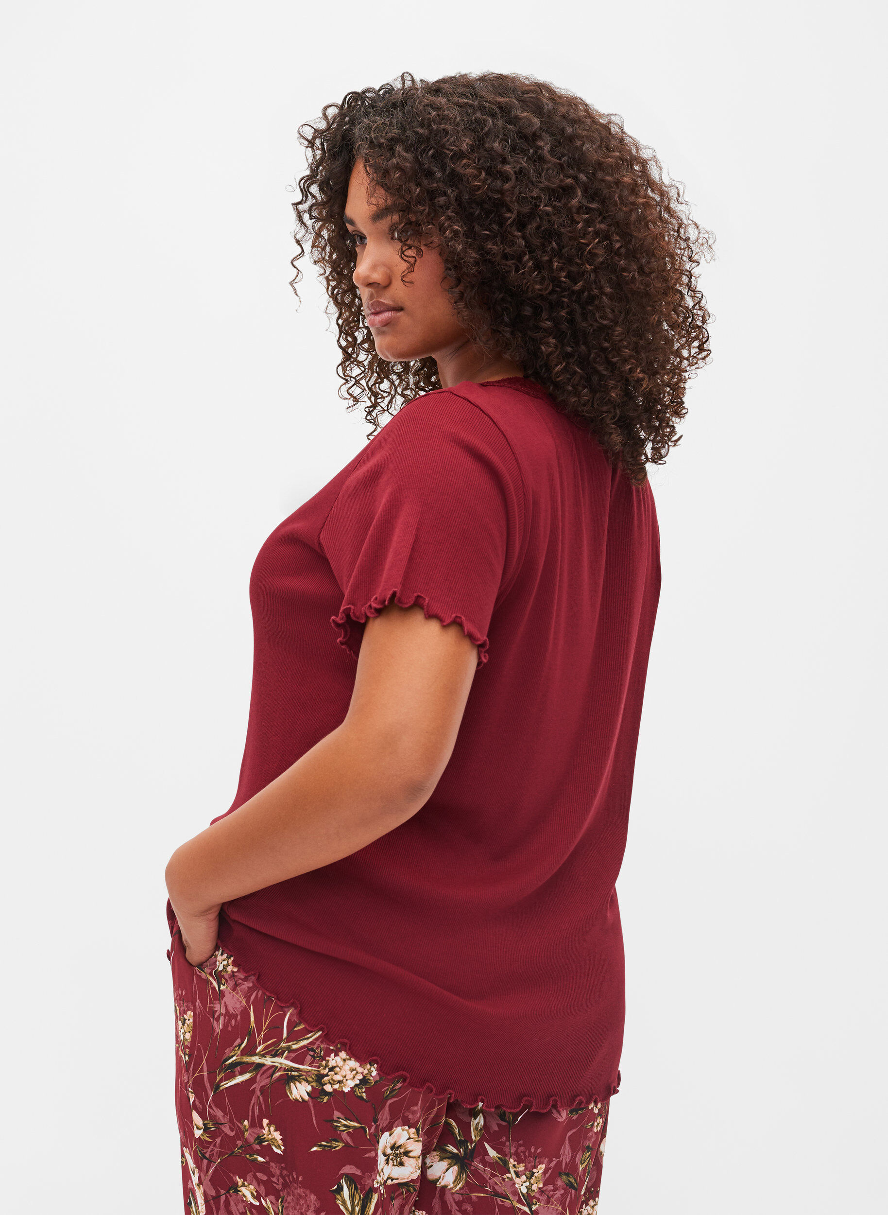 Zizzi Chemise de nuit &agrave; manches courtes avec bordures en dentelle, Cabernet, Model image number 1