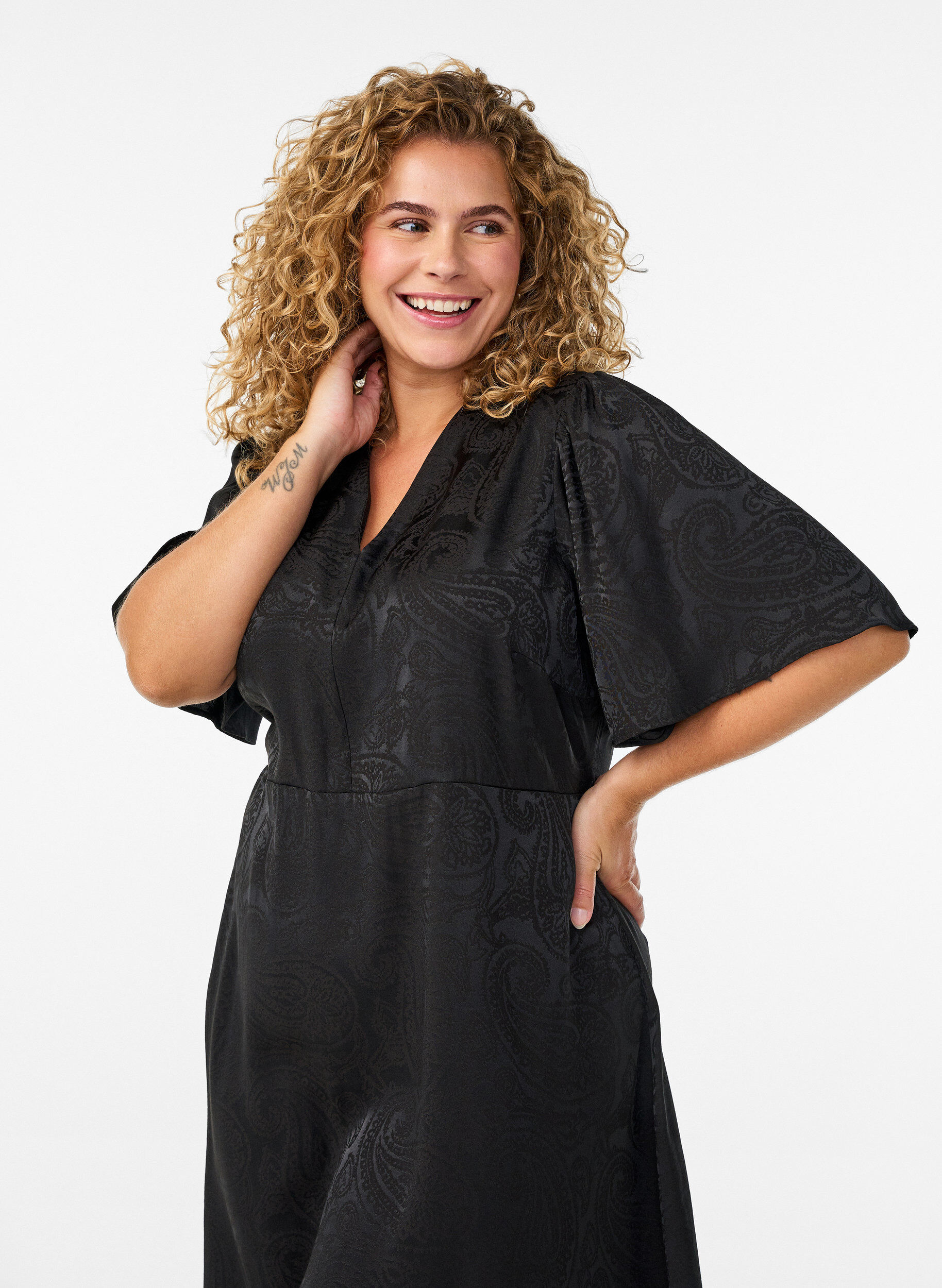 Zizzi Robe midi en jacquard &agrave; motif cachemire et manches papillon, Noir, Model image number 2