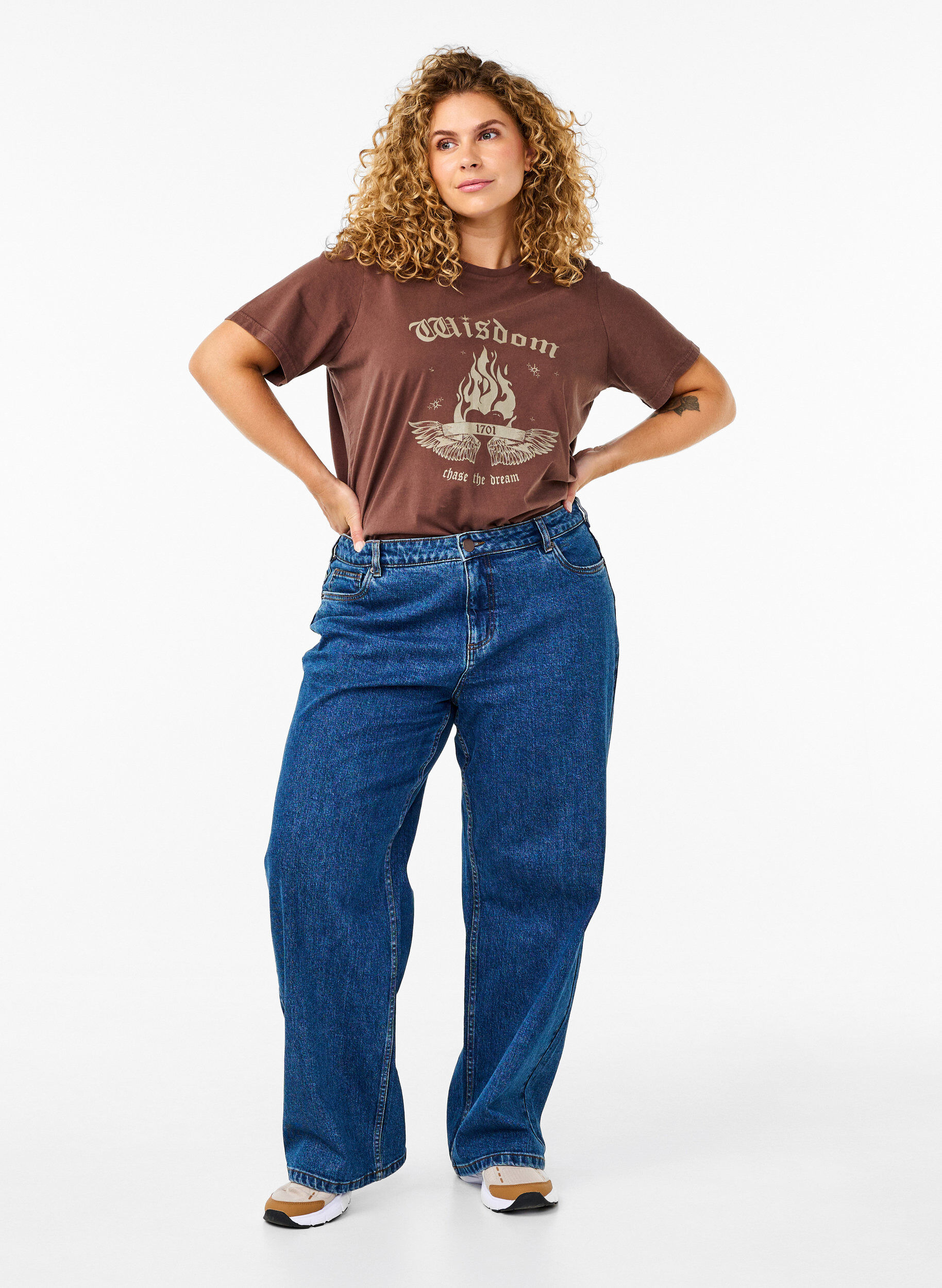 Zizzi Tee-shirt en coton biologique avec imprim&eacute;, Marron, Model image number 1