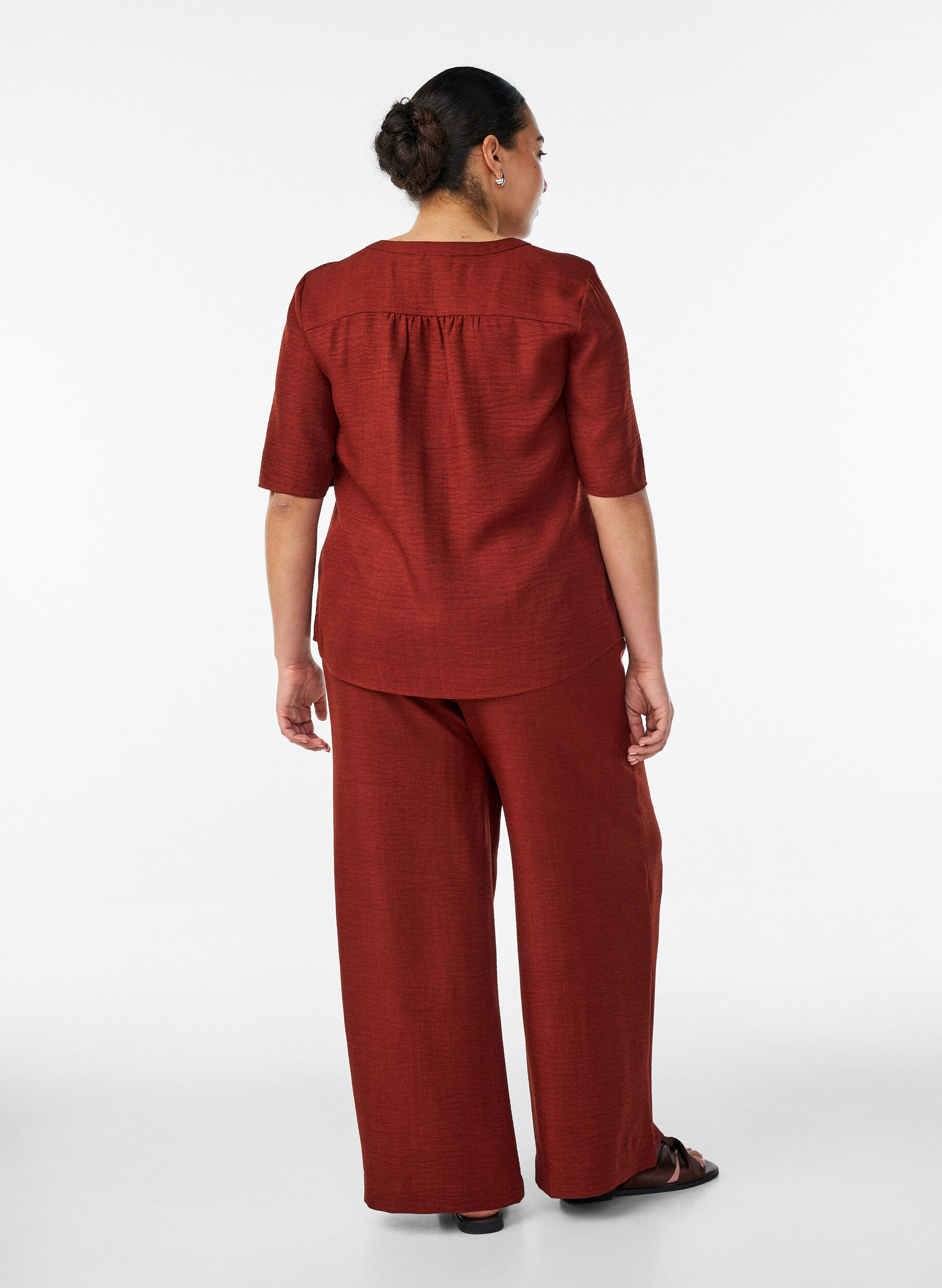 ZizziPantalon ample avec ceinture &eacute;lastique et poches, Bordeaux, Model image number 1