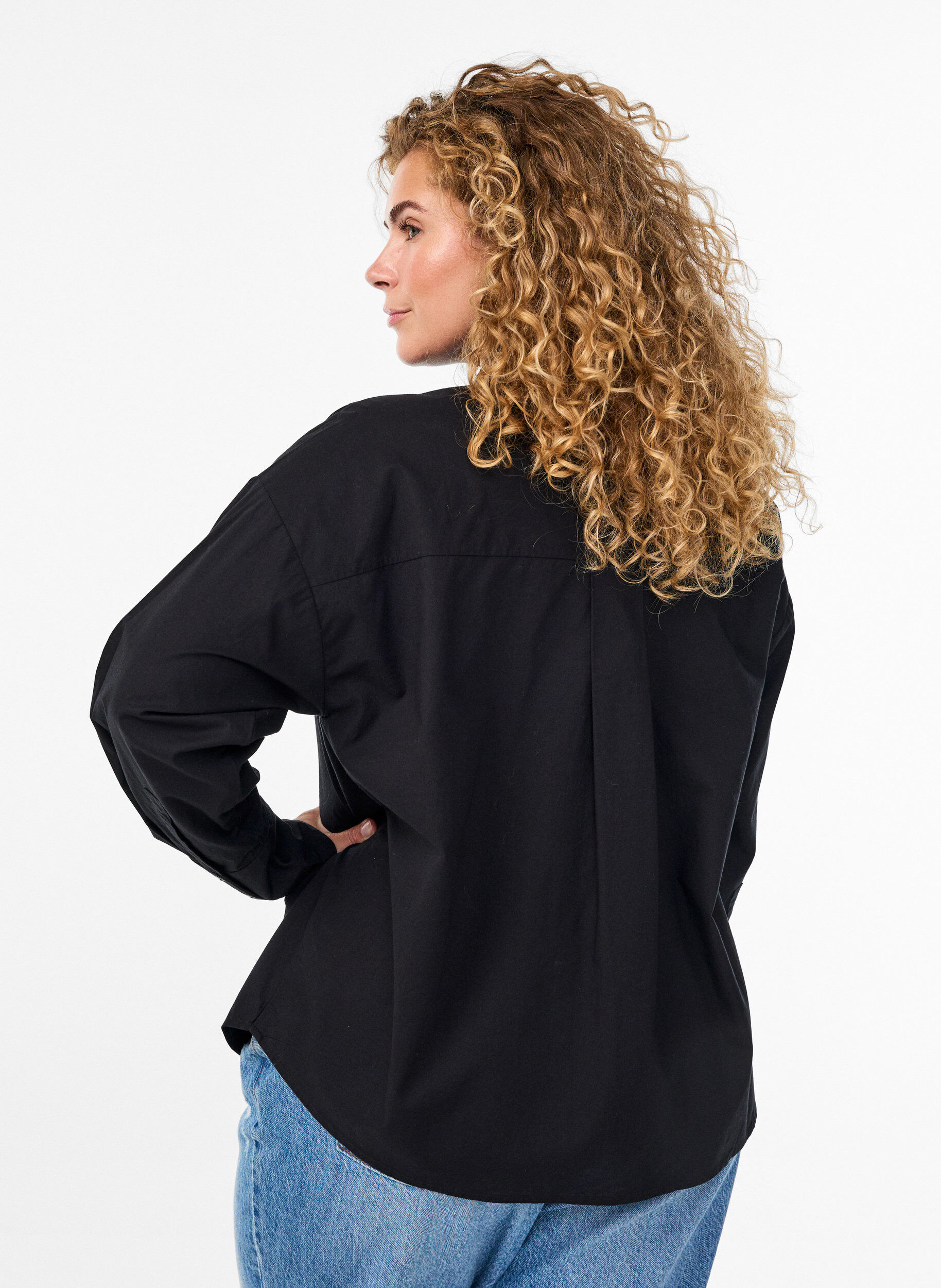 Zizzi Chemise en coton avec broderie florale ton sur ton, Noir, Model image number 2