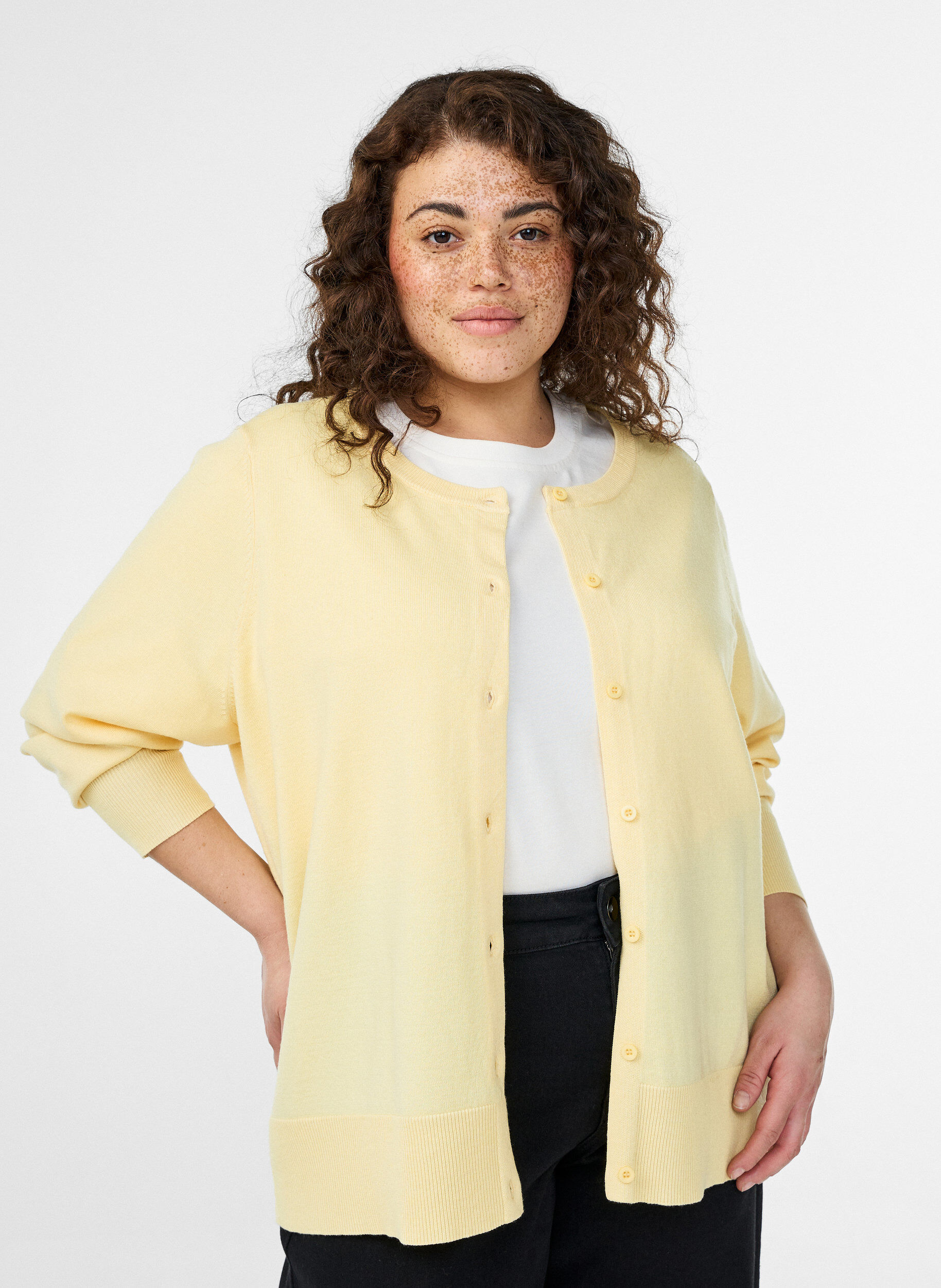 Zizzi Cardigan en maille fine avec col rond, Jaune clair, Model image number 0