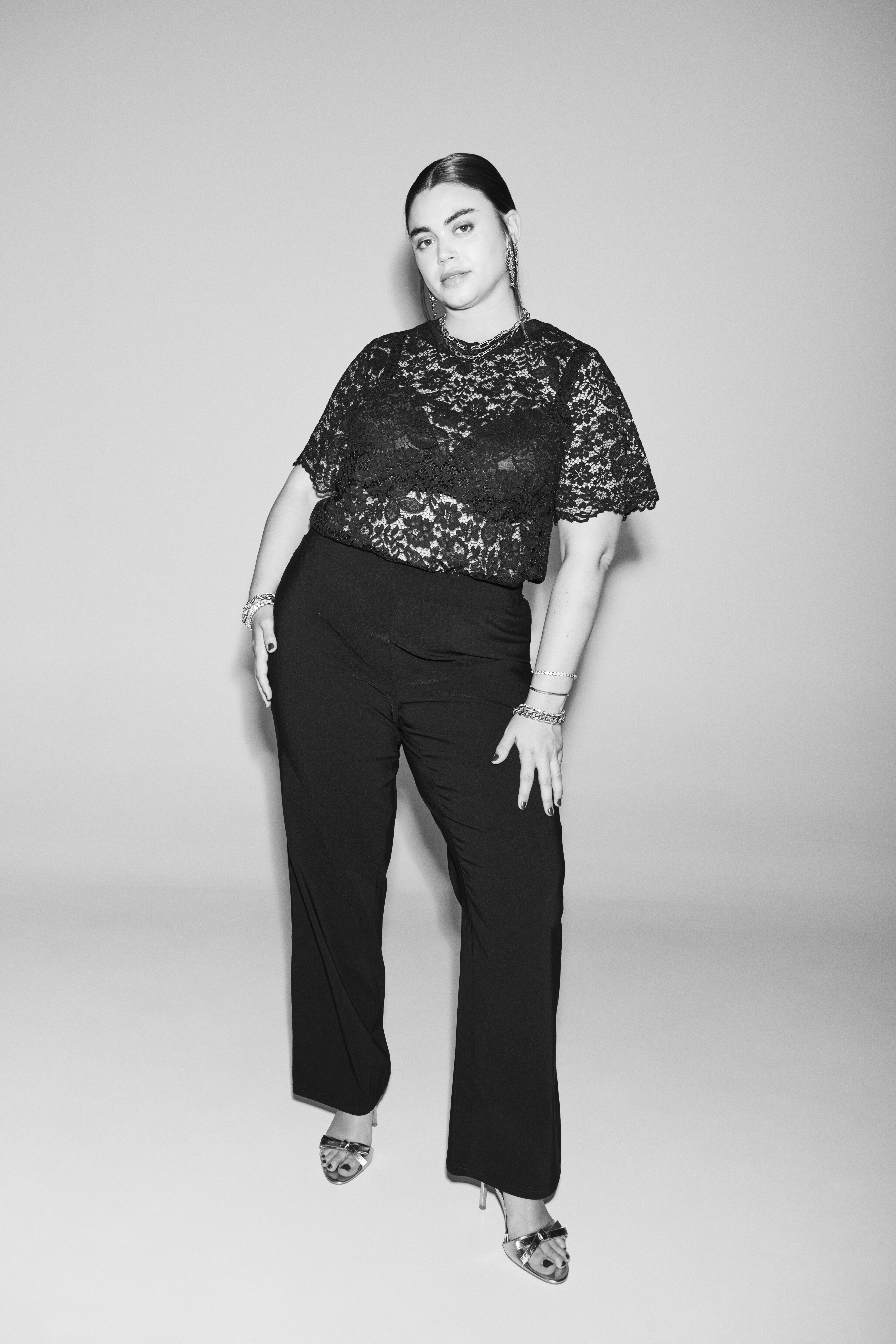 Look met kanten bloemen, , Model