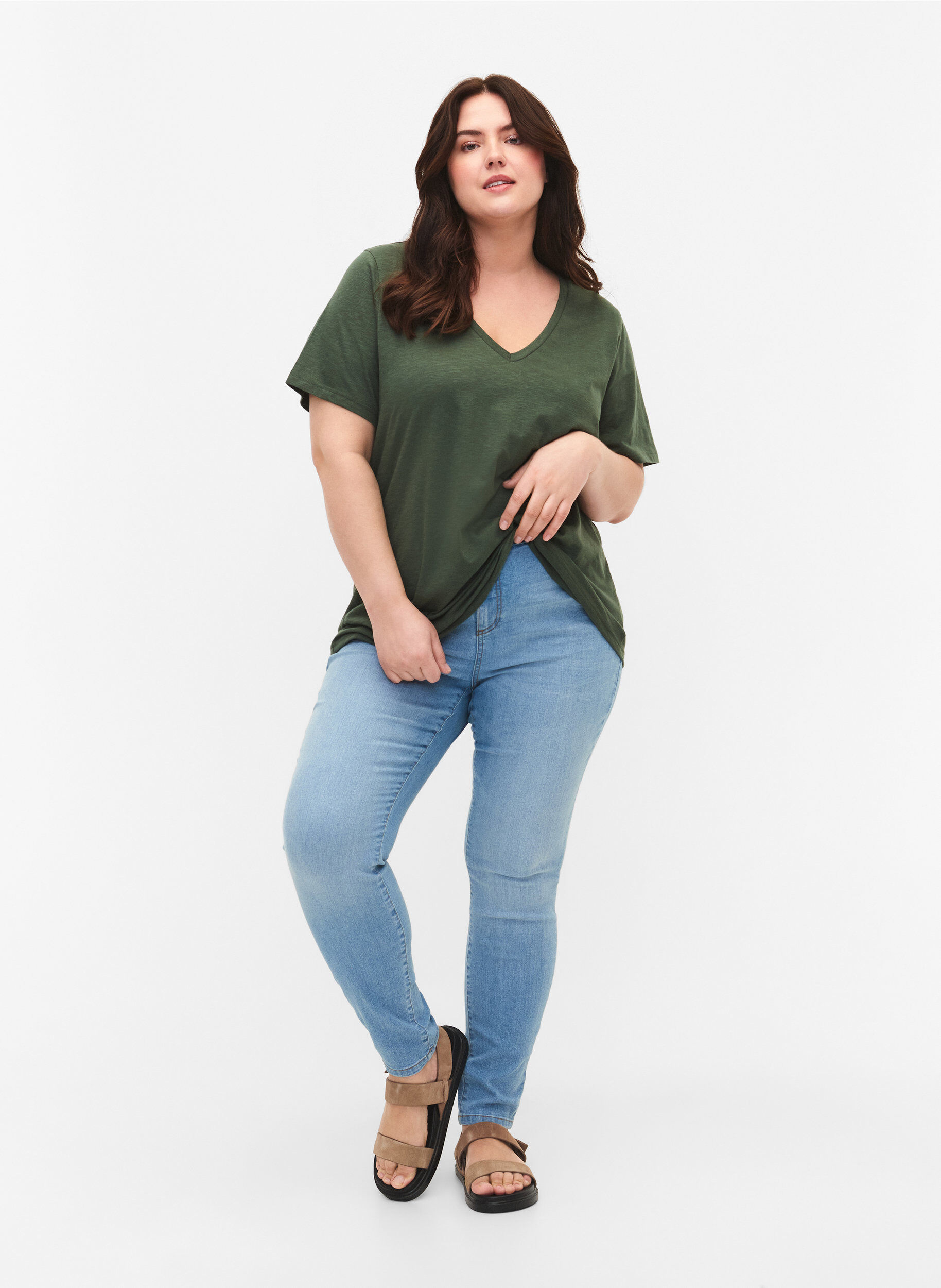 Zizzi T-shirt basique &agrave; manches courtes et col en V, Vert, Model image number 1