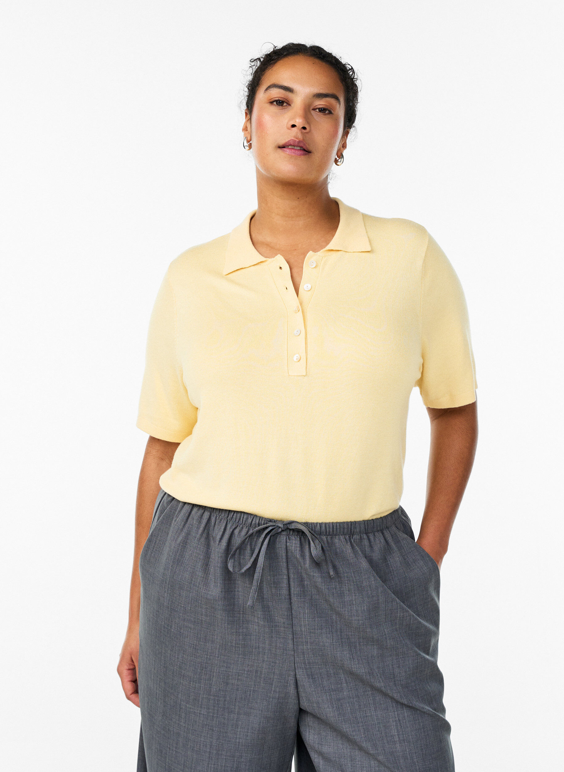 Zizzi Polo en maille fine &agrave; manches courtes, Jaune clair, Model image number 0