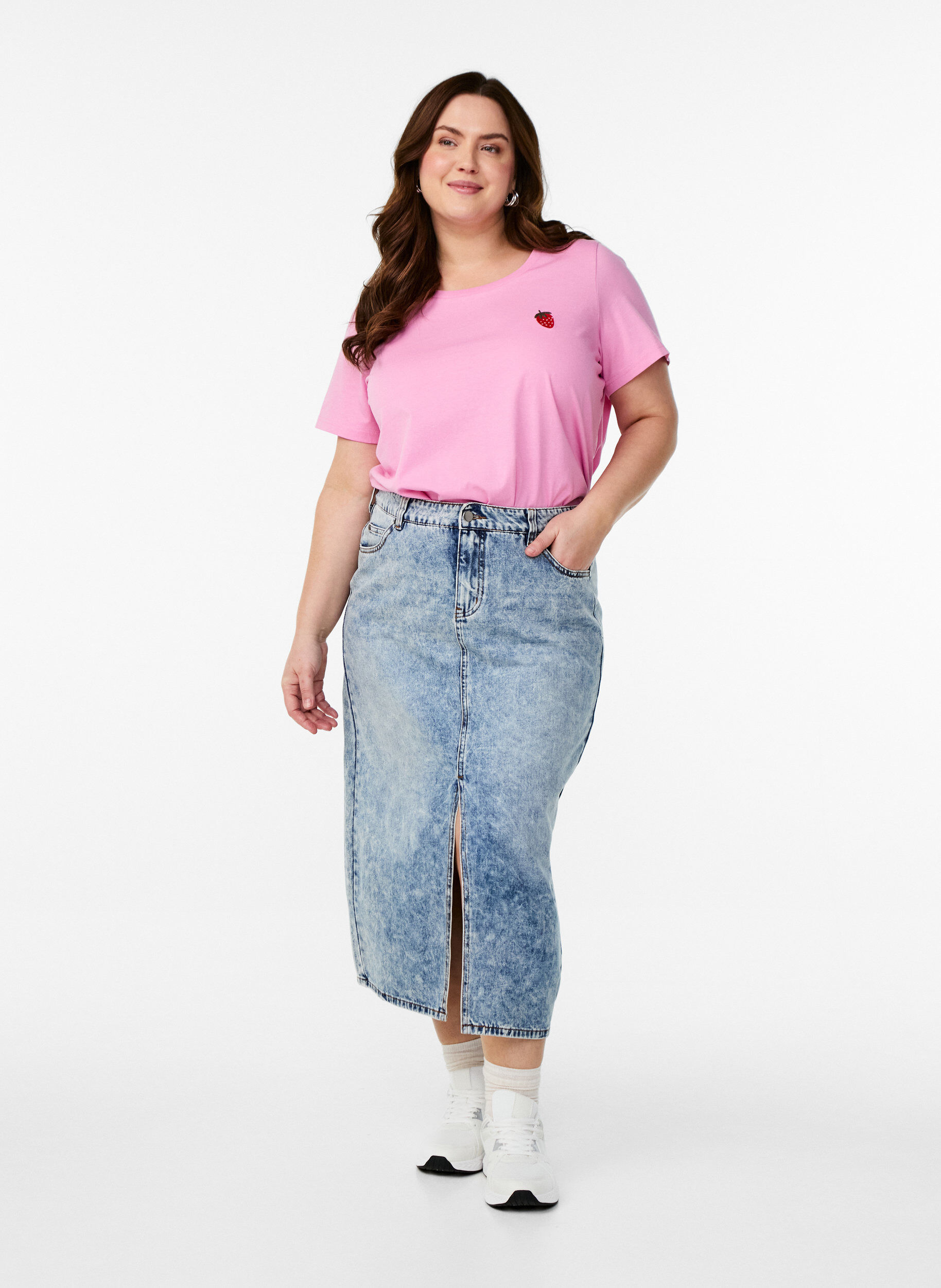 Zizzi T-shirt avec broderie fraise, Begonia P. W. Berry, Model image number 2