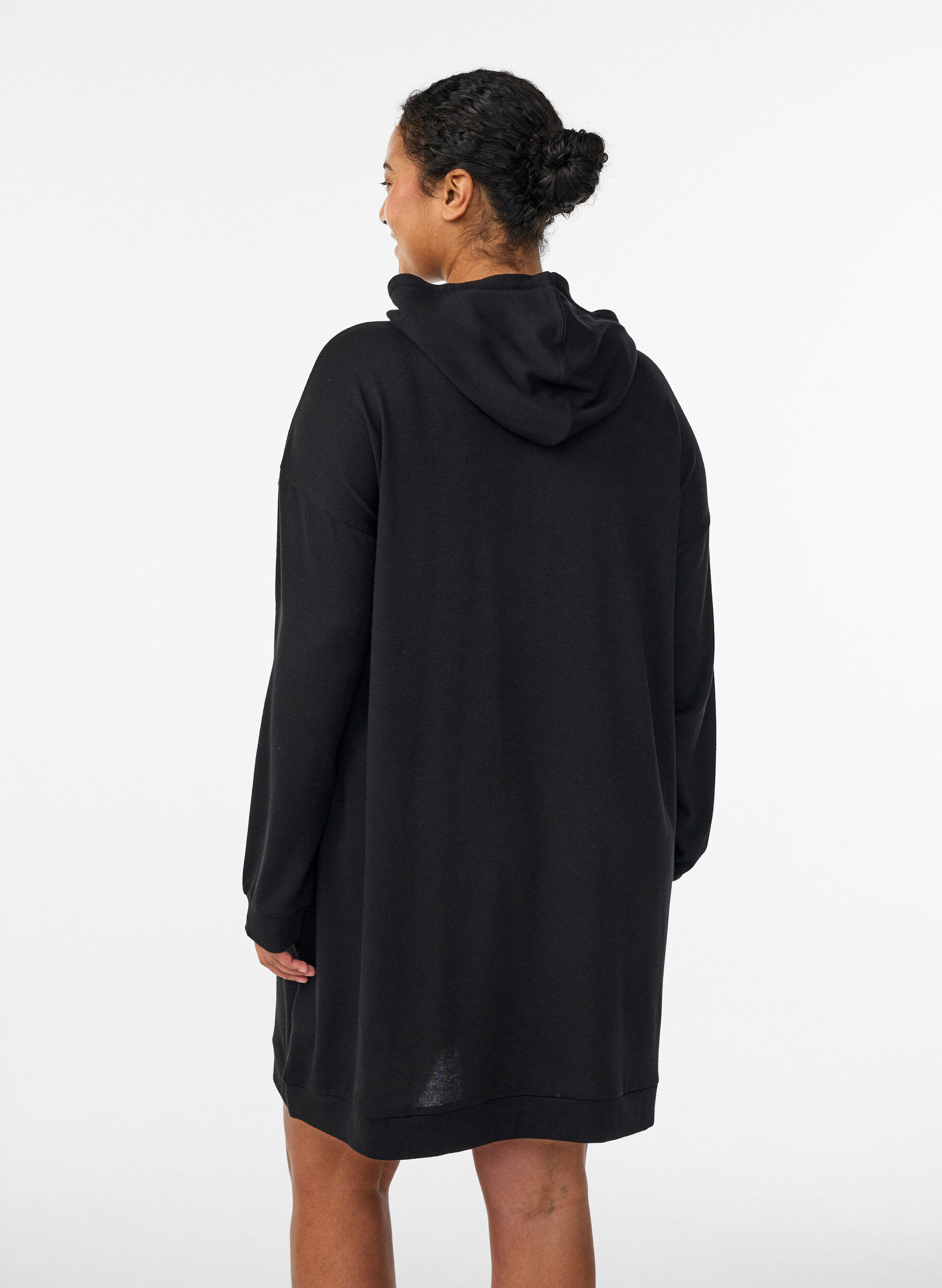 Zizzi Robe sweat &agrave; capuche courte avec poche kangourou, Noir, Model image number 2