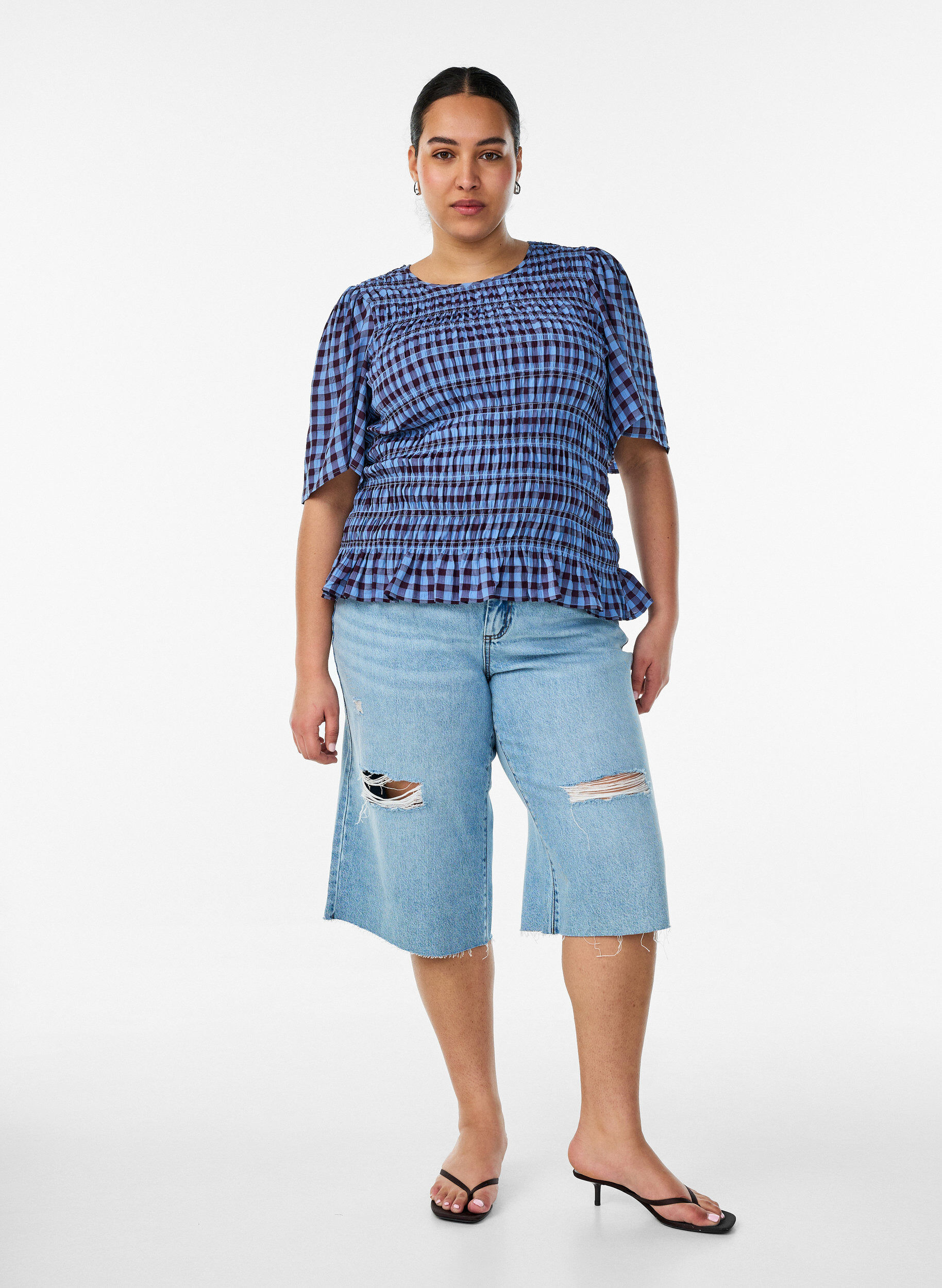 Gecropte jeans met een versleten look en rafelige randen, Blauw, Model