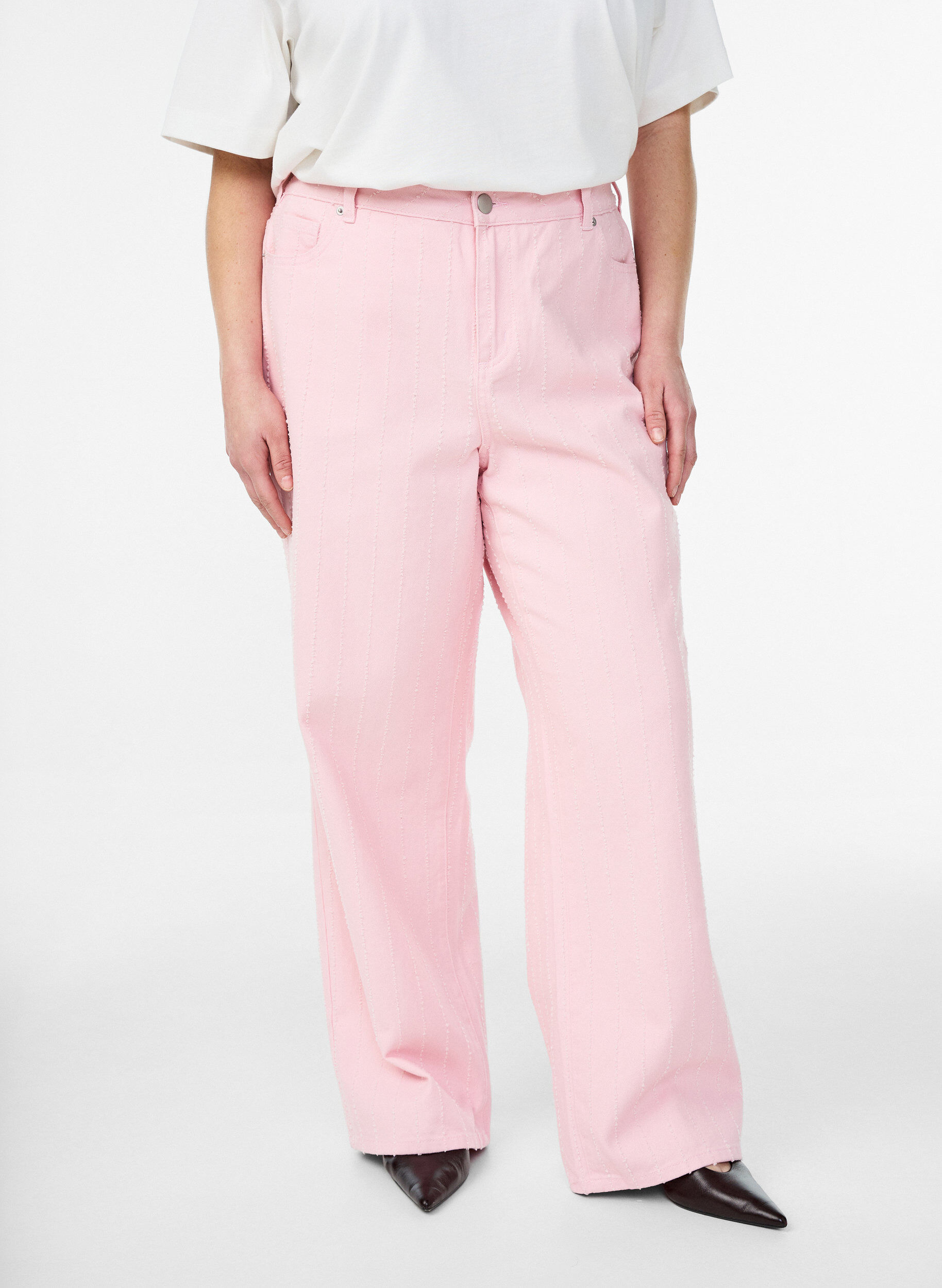 Zizzi Jean Myra coupe large en denim de couleur &agrave; motif textur&eacute;, Rose poudr&eacute;e, Model image number 2