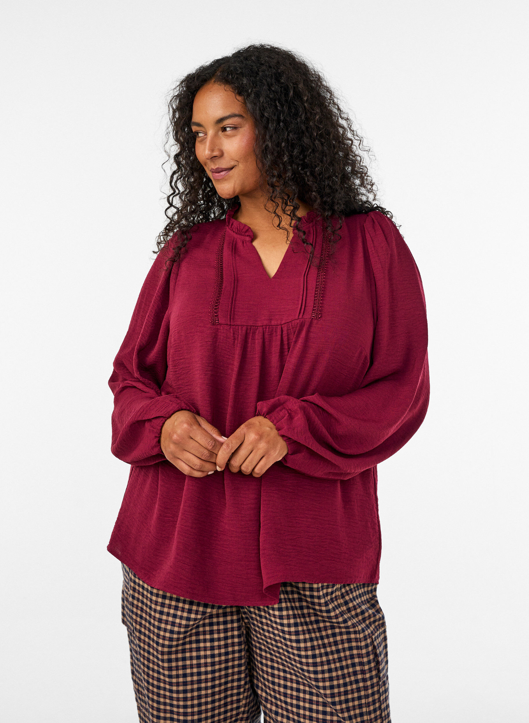 Blouse met V-hals en gehaakte sierband, Rood, Model