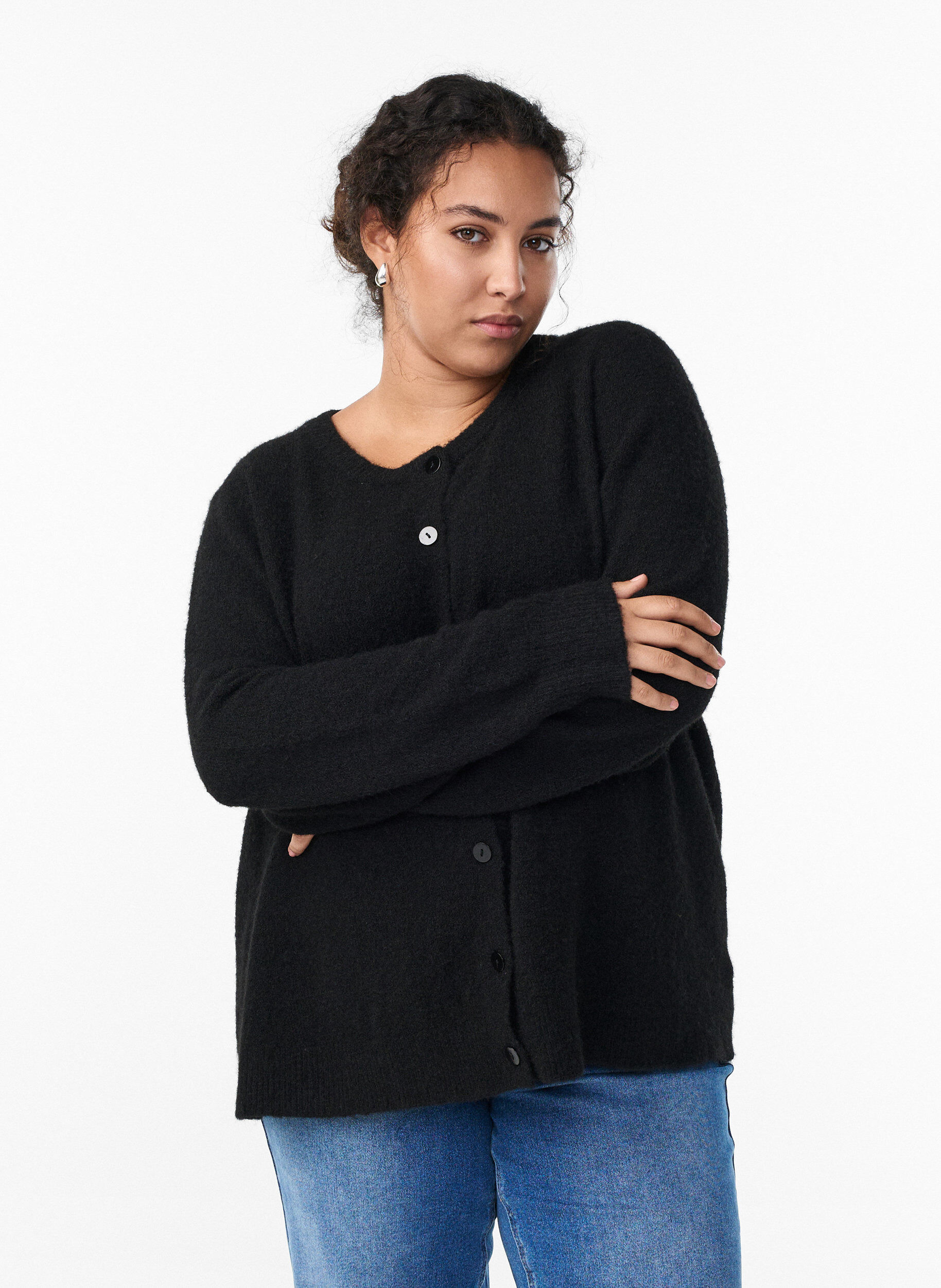 Cardigan tricot&eacute; avec laine et boutons, Noir, Model