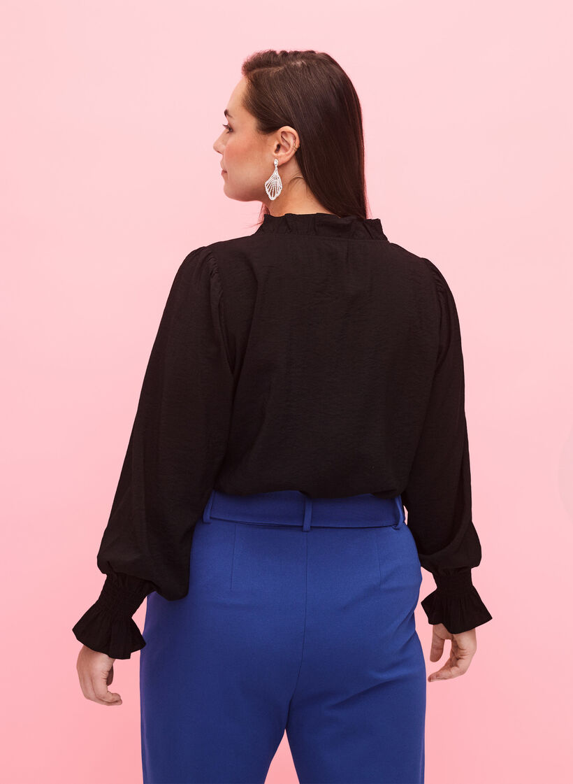Blouse à manches longues en viscose avec détails de volants, Black, Model image number 1