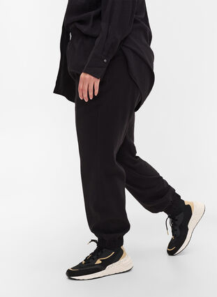 Pantalon ample en viscose avec bord élastiqué et poches, Black, Model image number 2