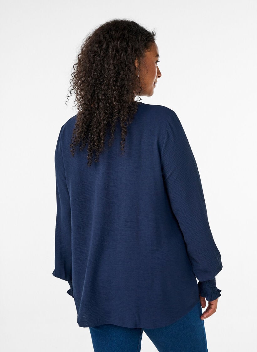 Blouse met smockmanchetten en V-hals, Blauw, Model image number 2