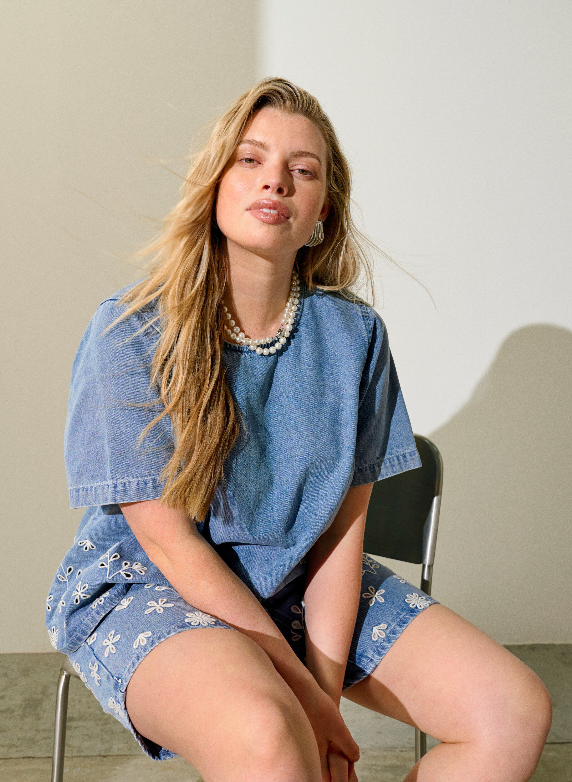 Blouse en jean &agrave; manches courtes avec broderie anglaise