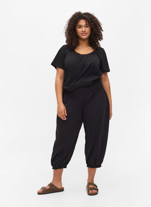 Pantalon 3/4 ample avec détail en smock, Black, Model image number 3