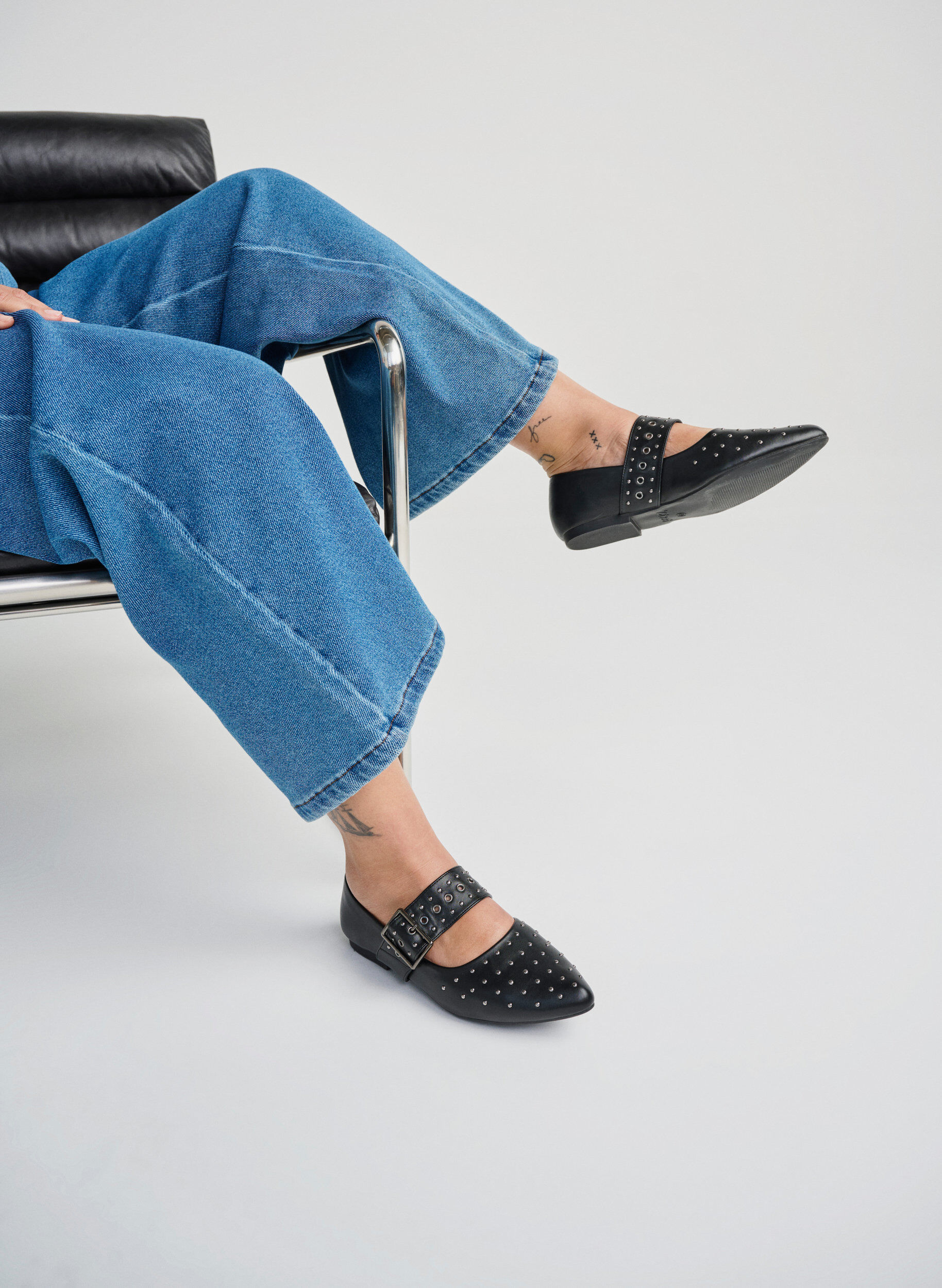 Large - Ballerine pointue avec boucle et clous