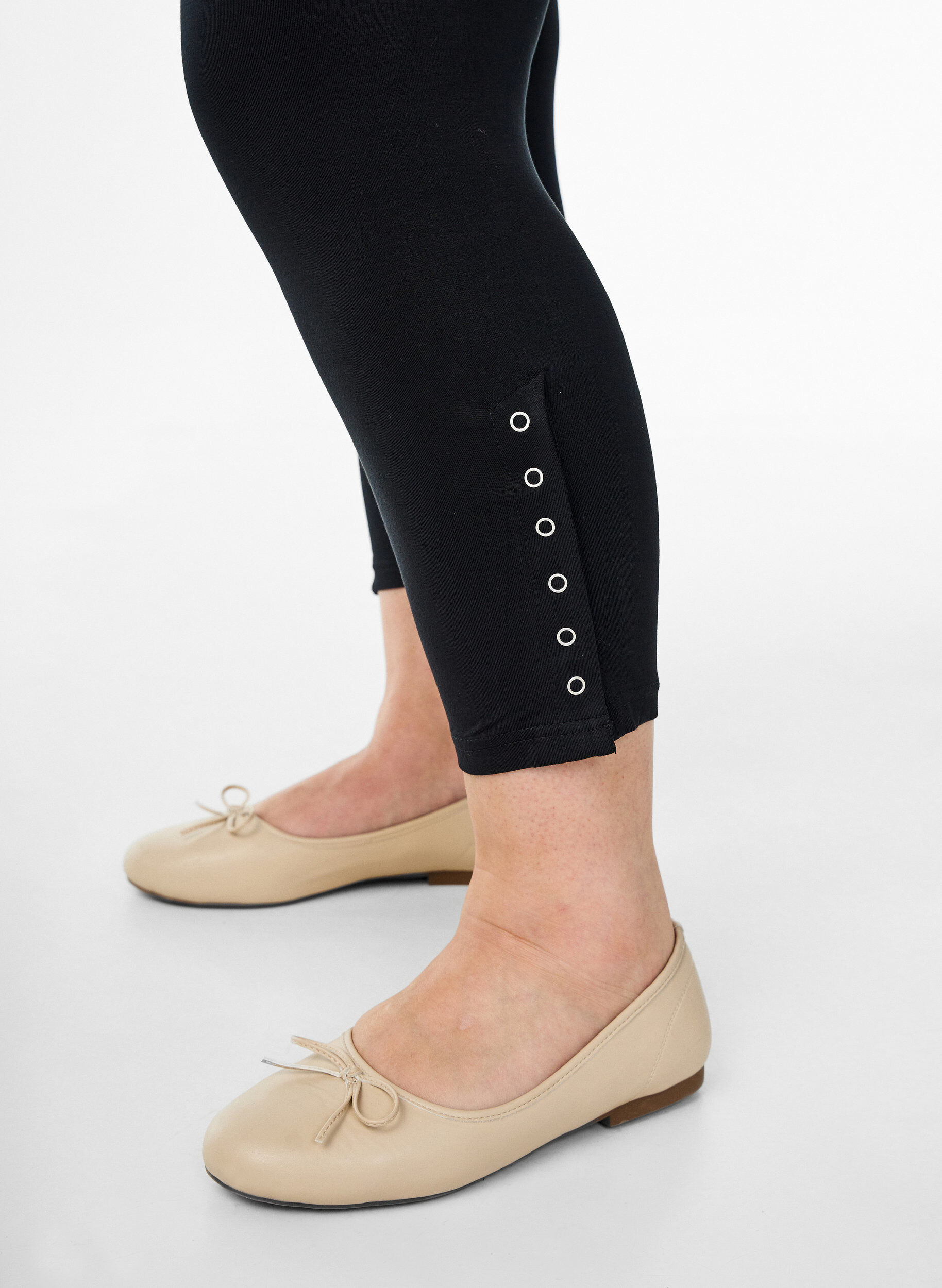 ZizziEen 3/4 legging met knopen, Zwart, Model image number 3