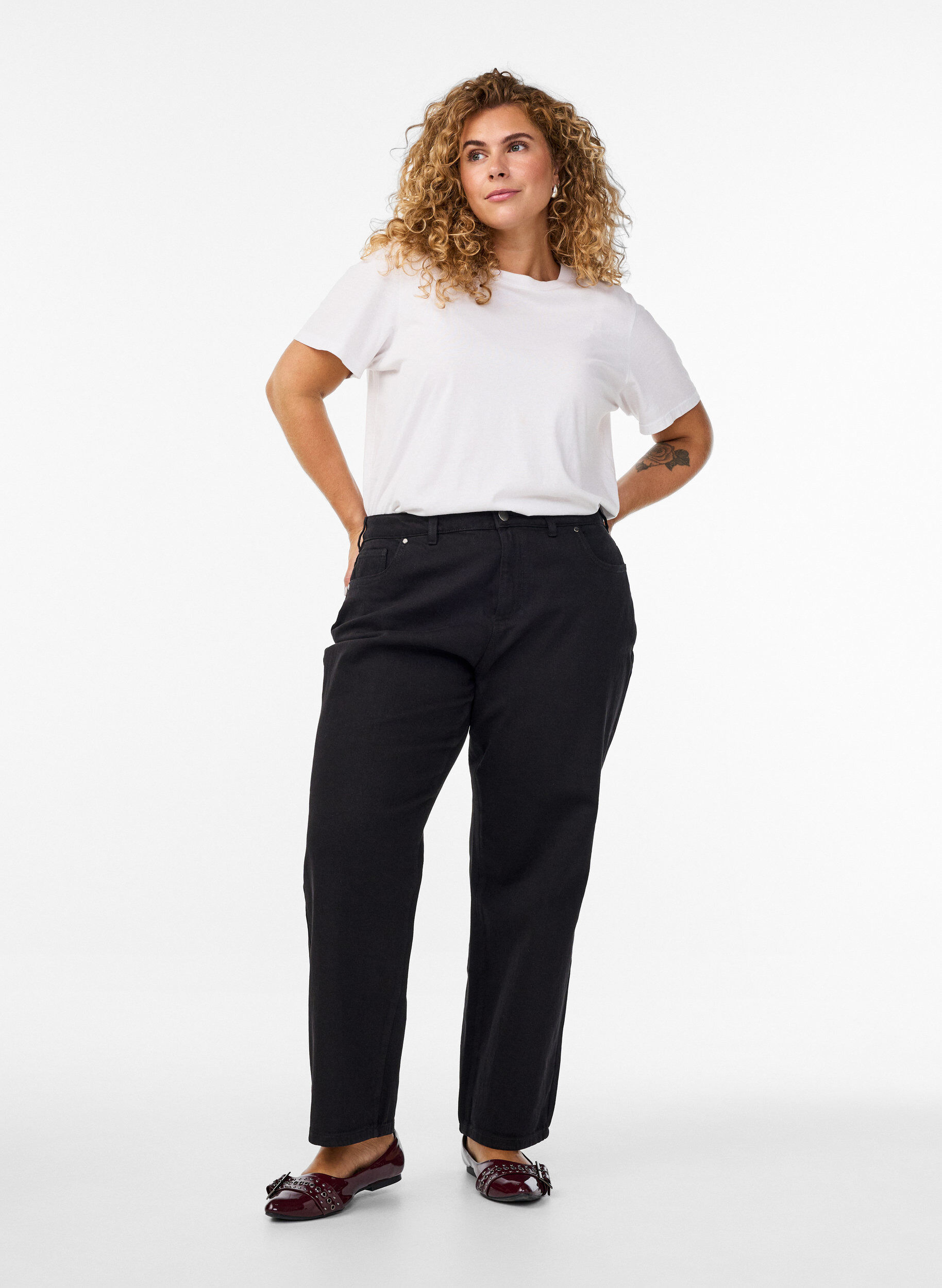 Losse jeans met gekorte lengte, Zwart, Model