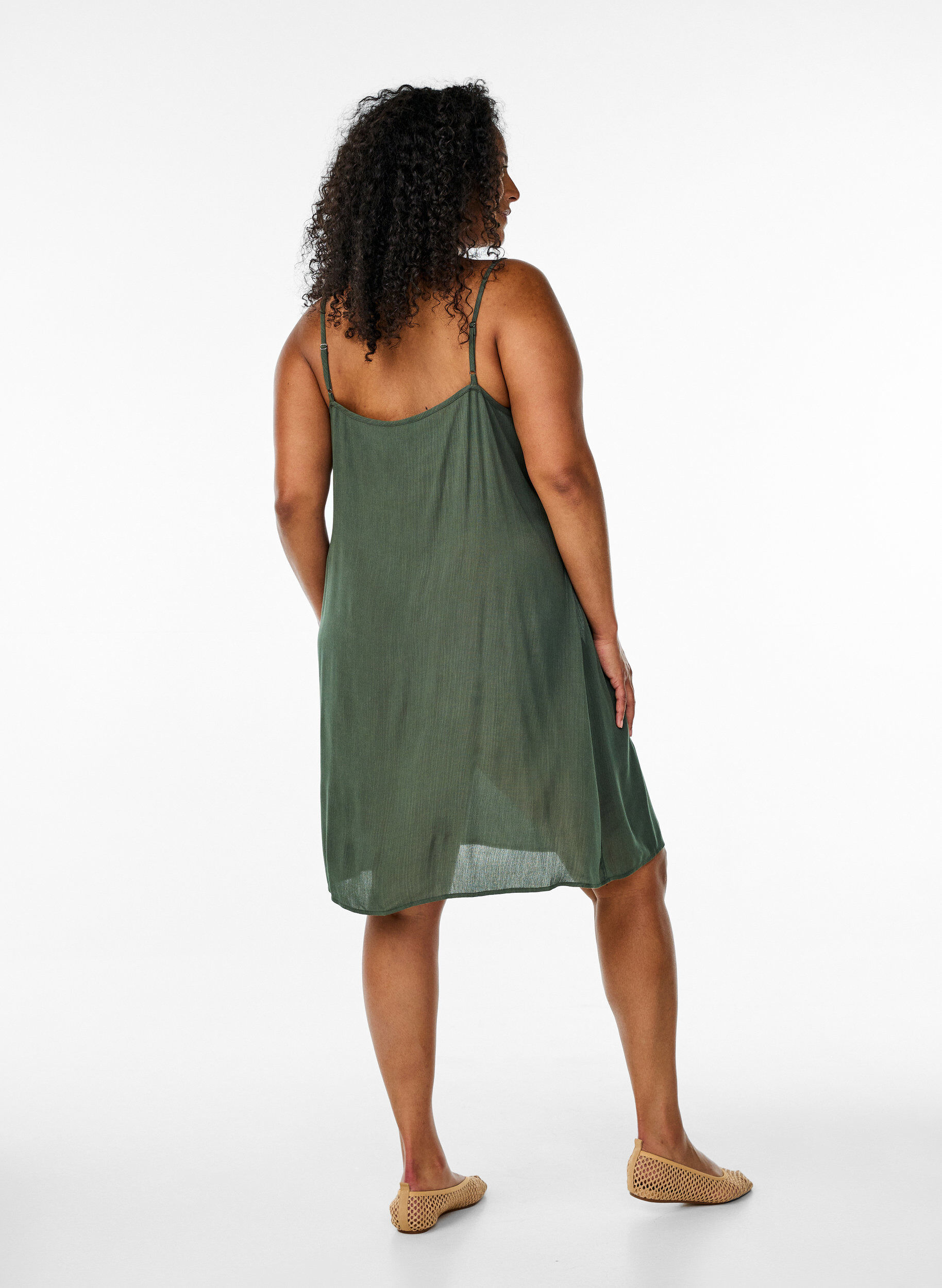 Zizzi Robe en viscose &agrave; n&oelig;uds de couleur unie, Vert, Model image number 2