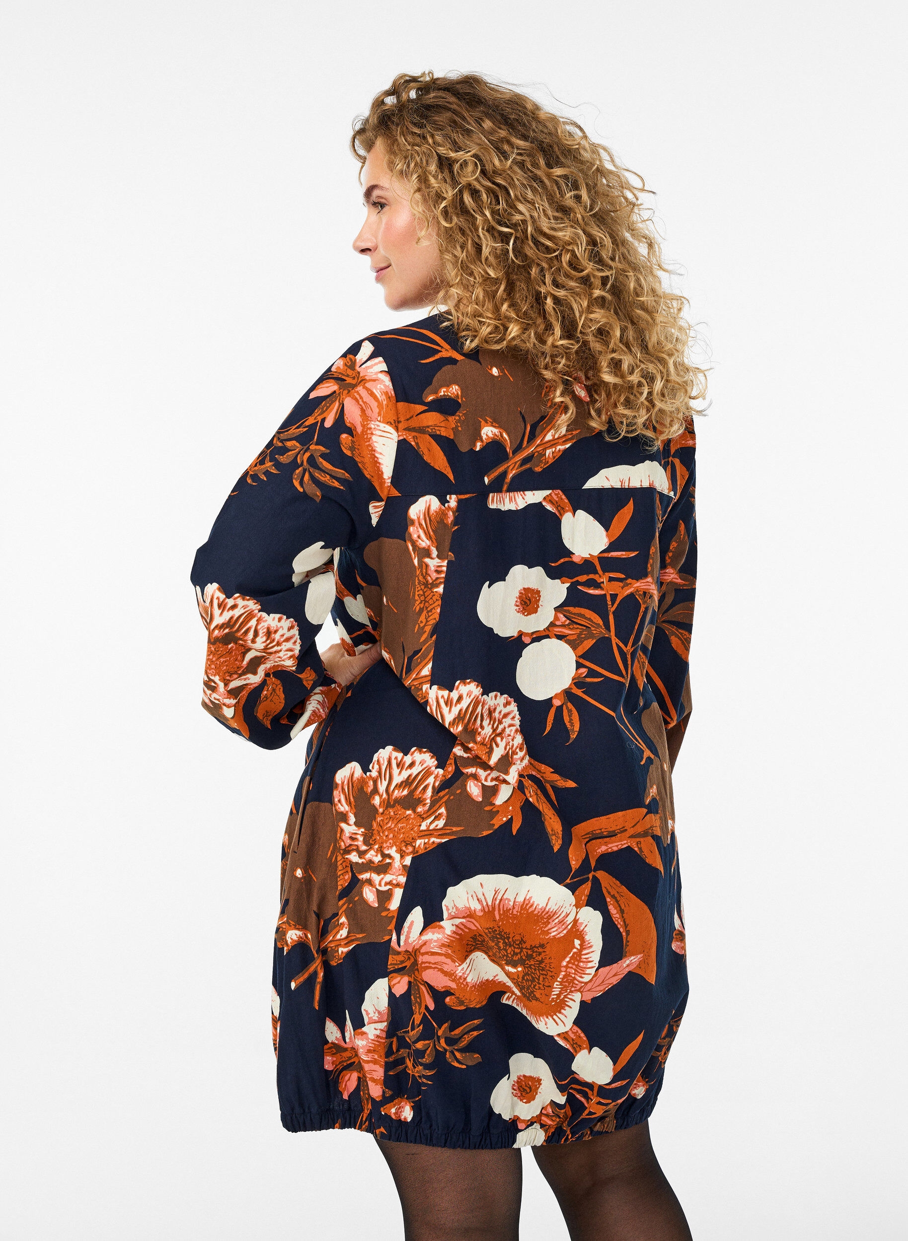 Zizzi Robe courte en coton avec un ourlet &eacute;lastique et des manches longues, Noir, Model image number 2