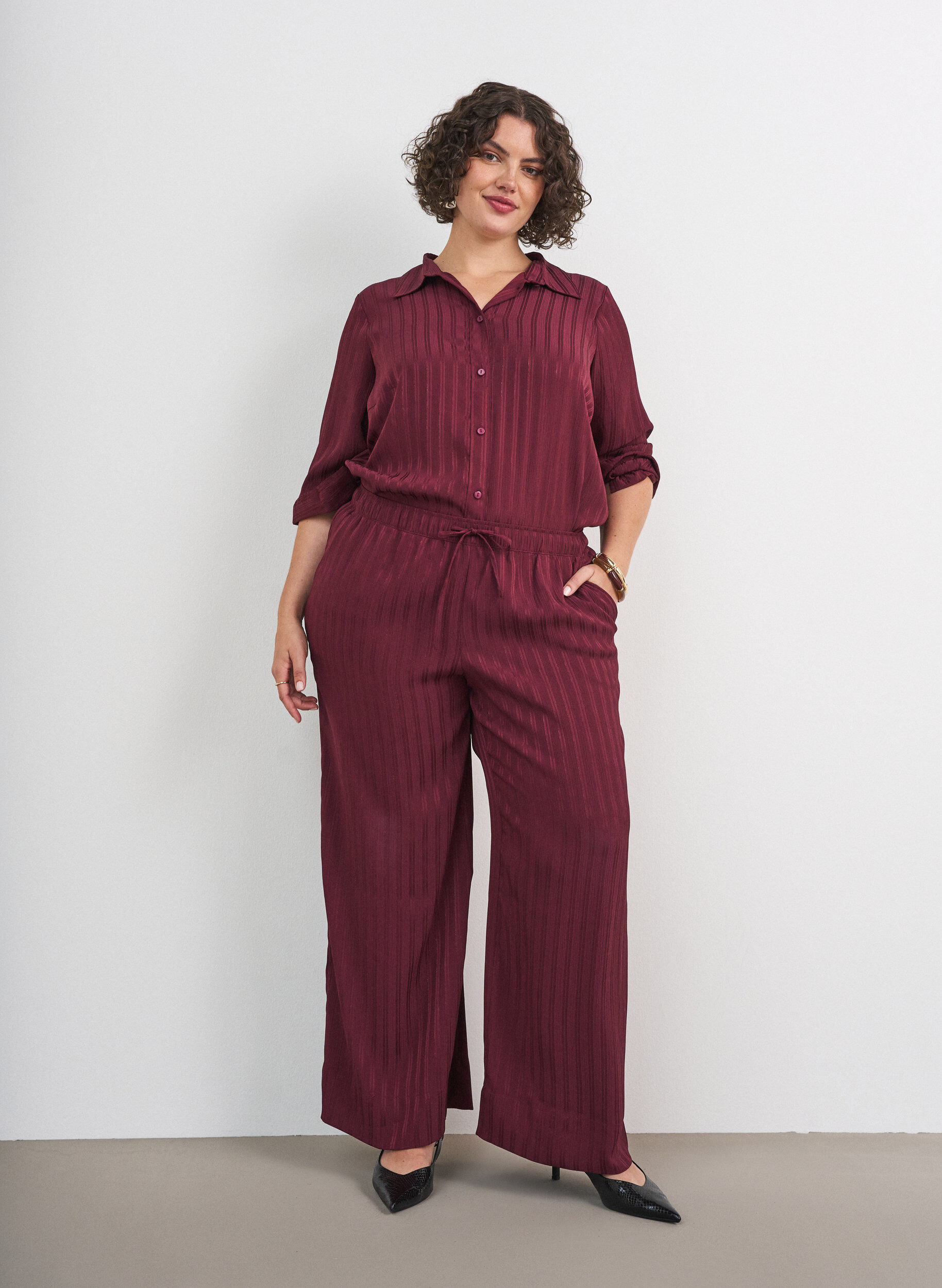 ZizziPantalon &agrave; rayures textur&eacute;es et coupe droite, Bordeaux, Model image number 1