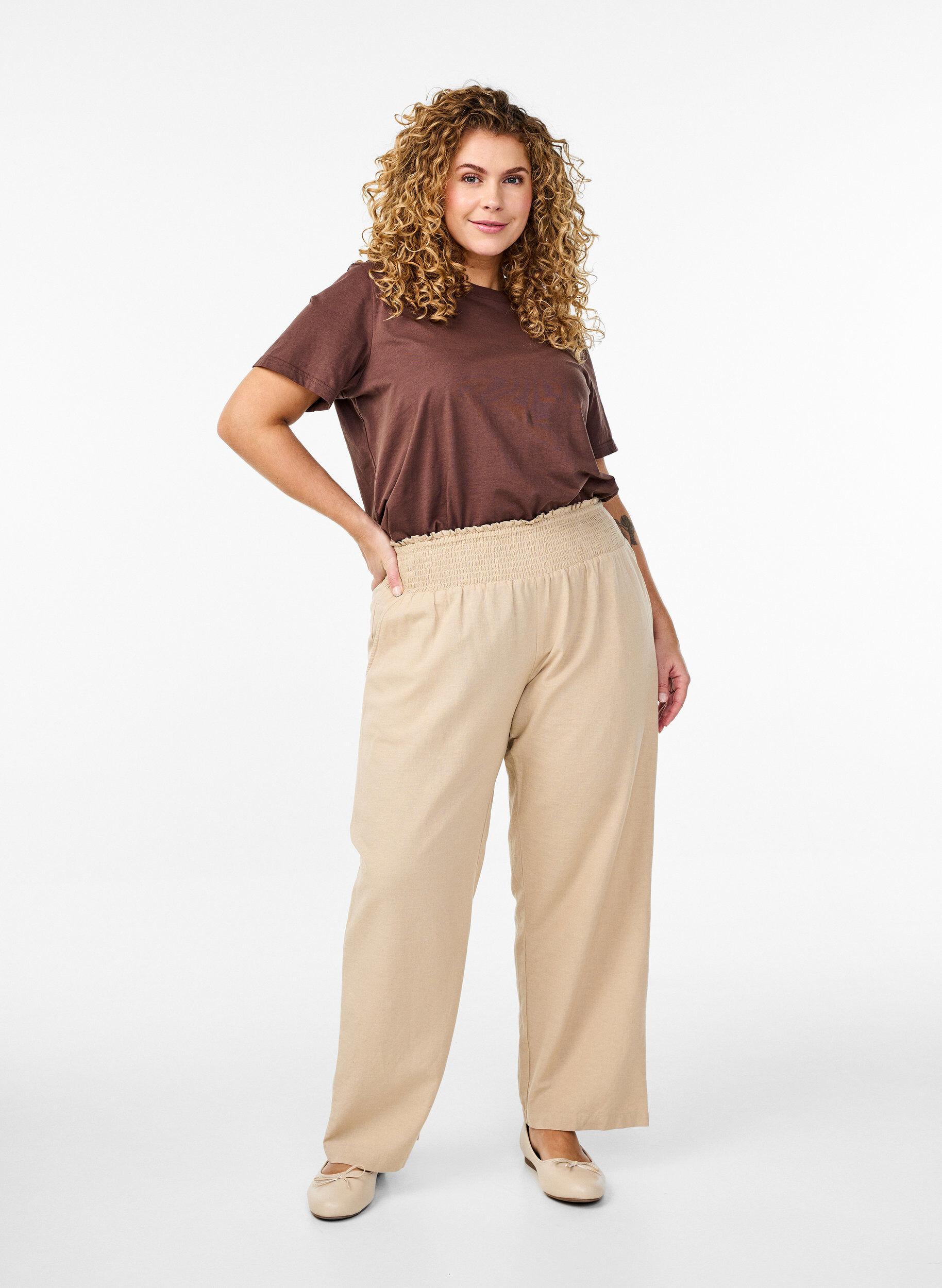 Zizzi Pantalon &agrave; smocks en lin, Beige, Model image number 0
