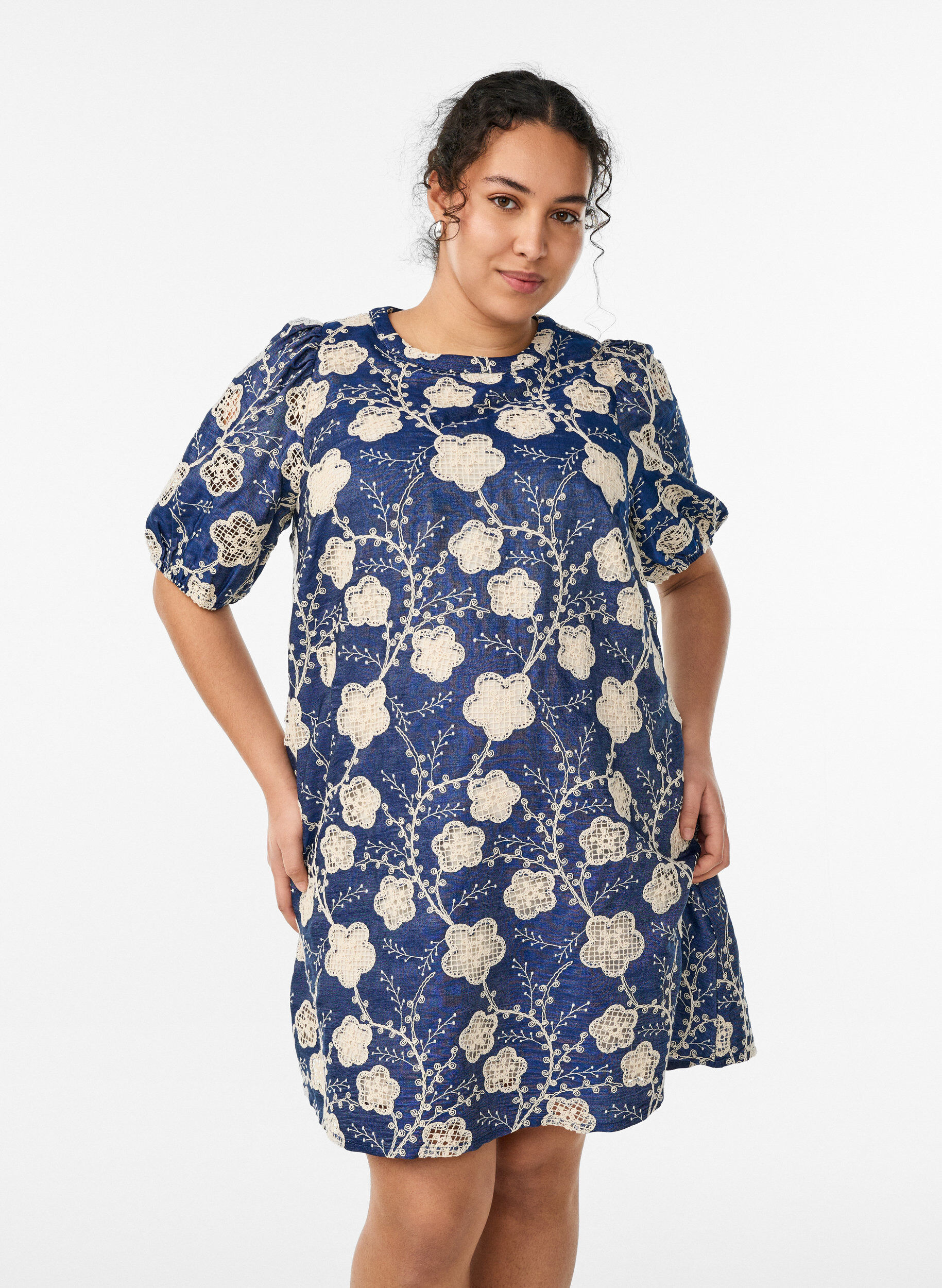 Zizzi Robe courte &agrave; coupe &eacute;vas&eacute;e avec un motif brod&eacute;, Bleu, Model image number 0