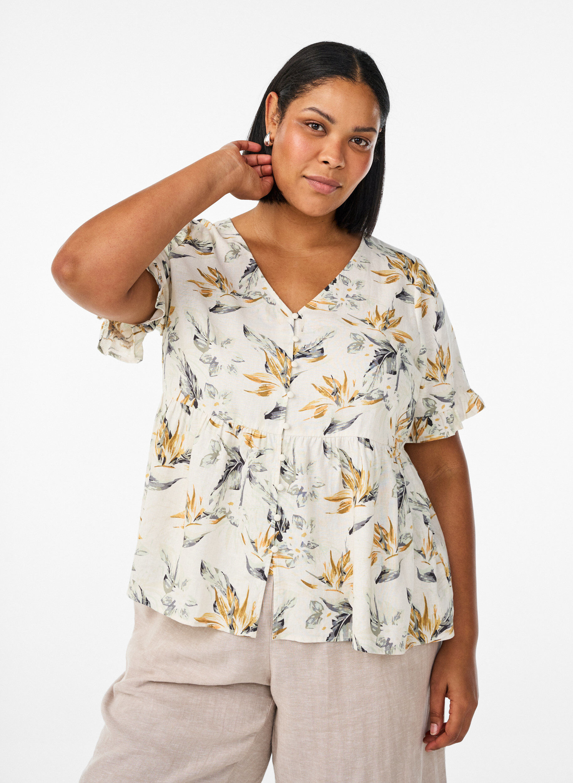 Blouse en lin et viscose avec un col en V et une fermeture boutonn&eacute;e, Blanc, Model