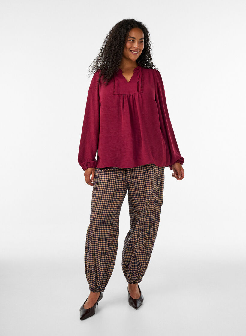 Blouse met V-hals en gehaakte sierband, Rood, Model image number 1
