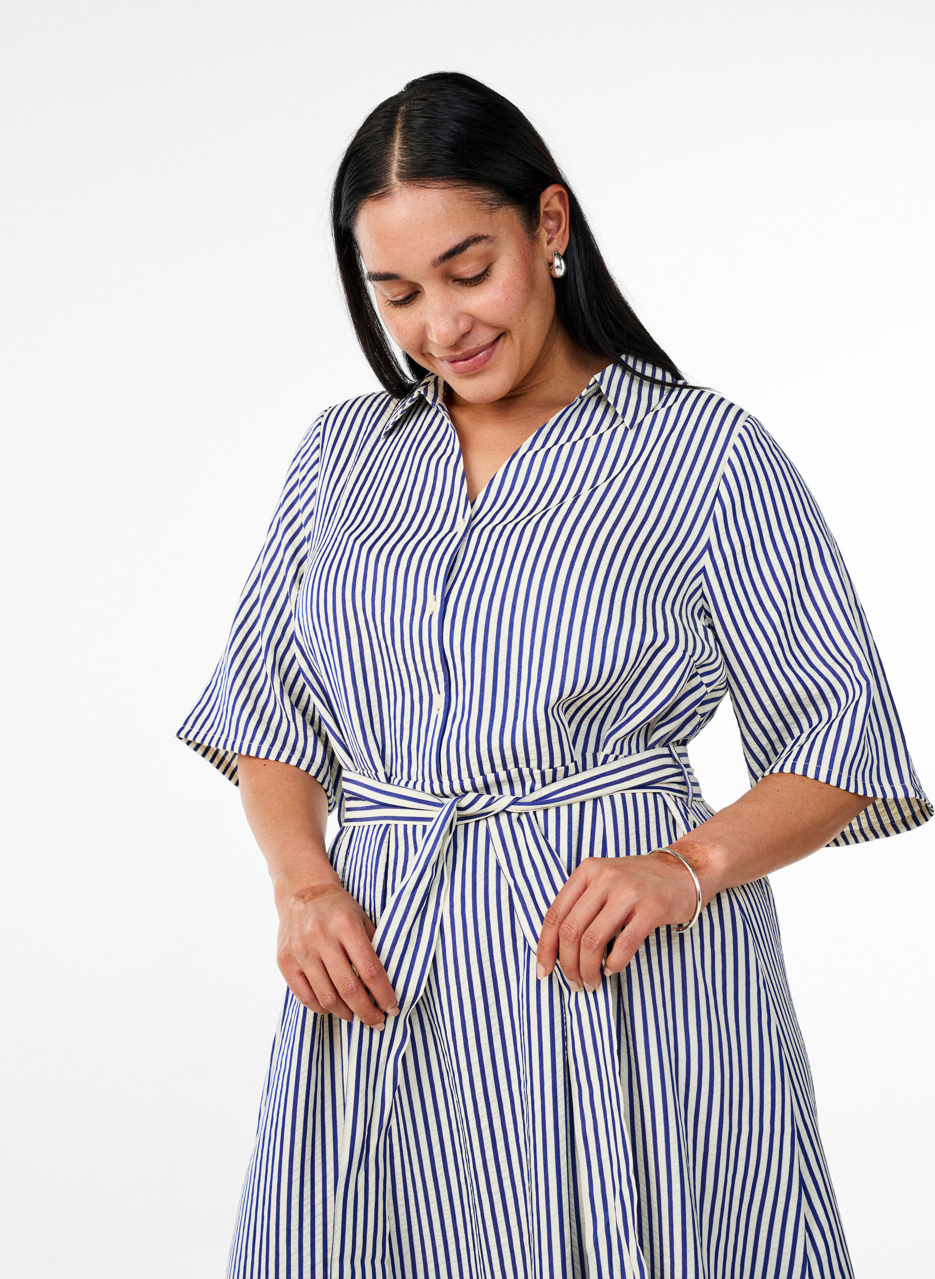 ZizziRobe-chemise longue jusqu&rsquo;aux chevilles avec ceinture &agrave; nouer et rayures, Bleu, Model image number 2