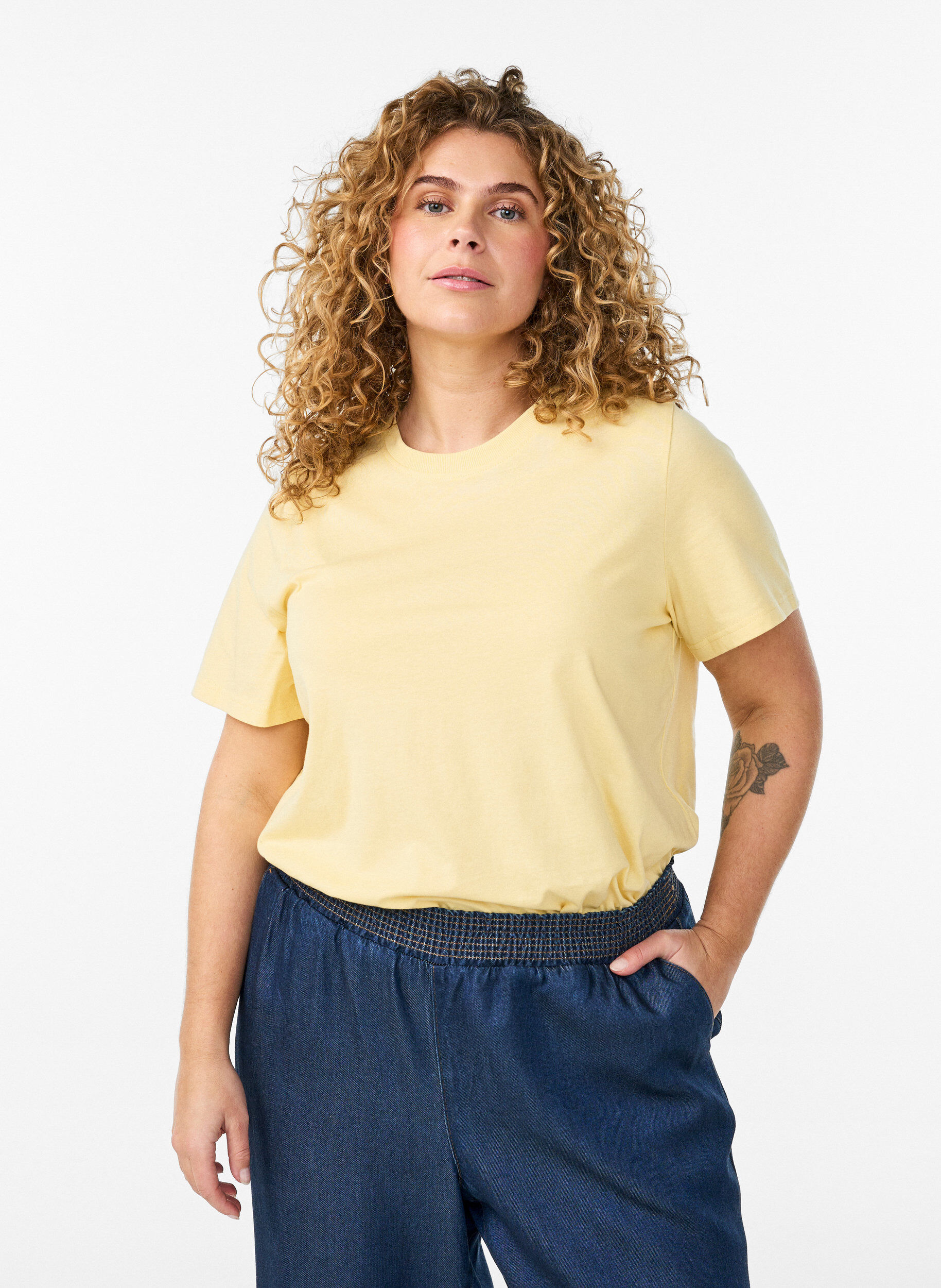 T-shirt basique en coton &agrave; col rond, Jaune clair, Model