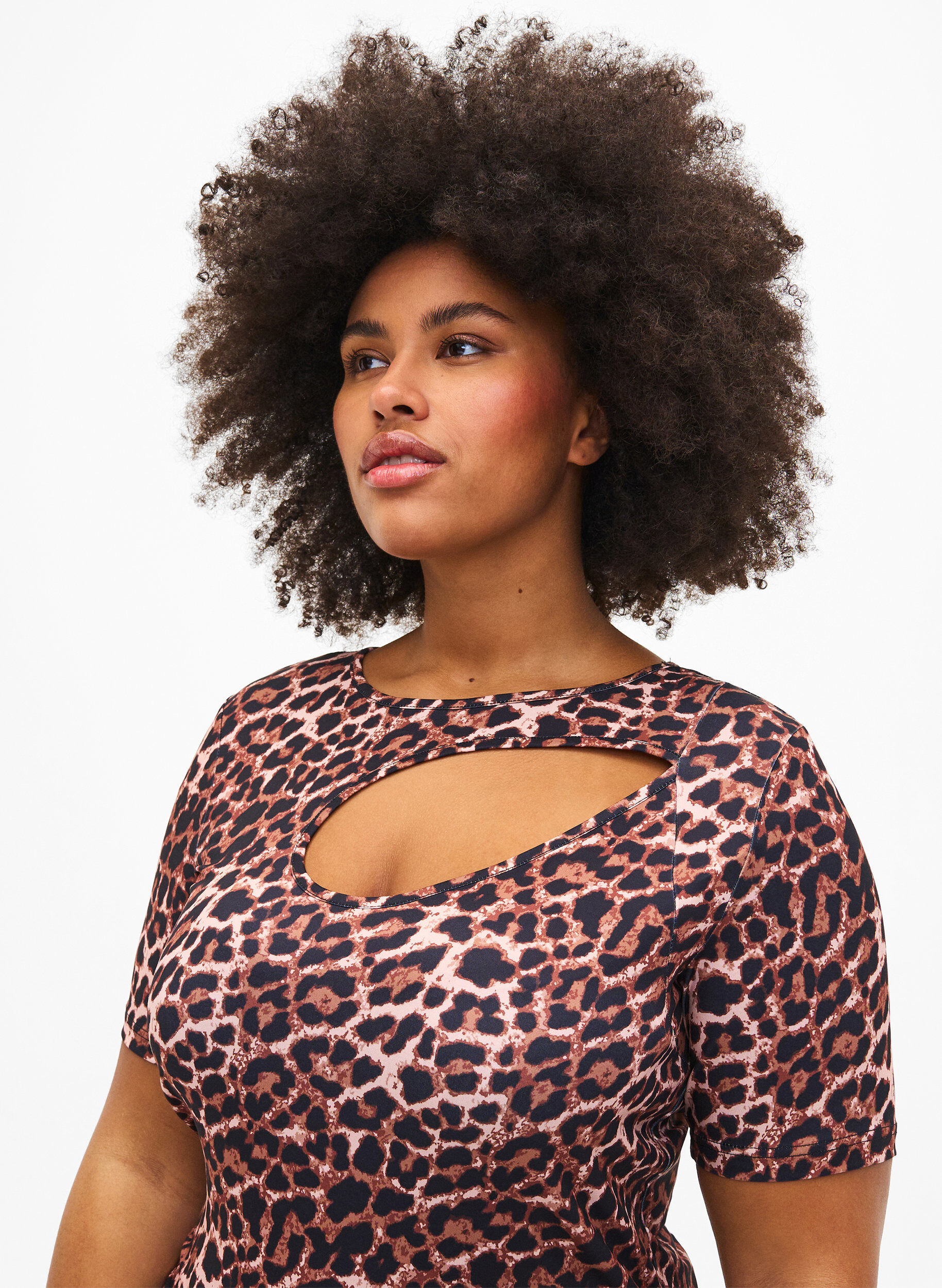 Zizzi Robe ajust&eacute;e &agrave; imprim&eacute; de l&eacute;opard avec une d&eacute;coupe, Leopard AOP, Model image number 2